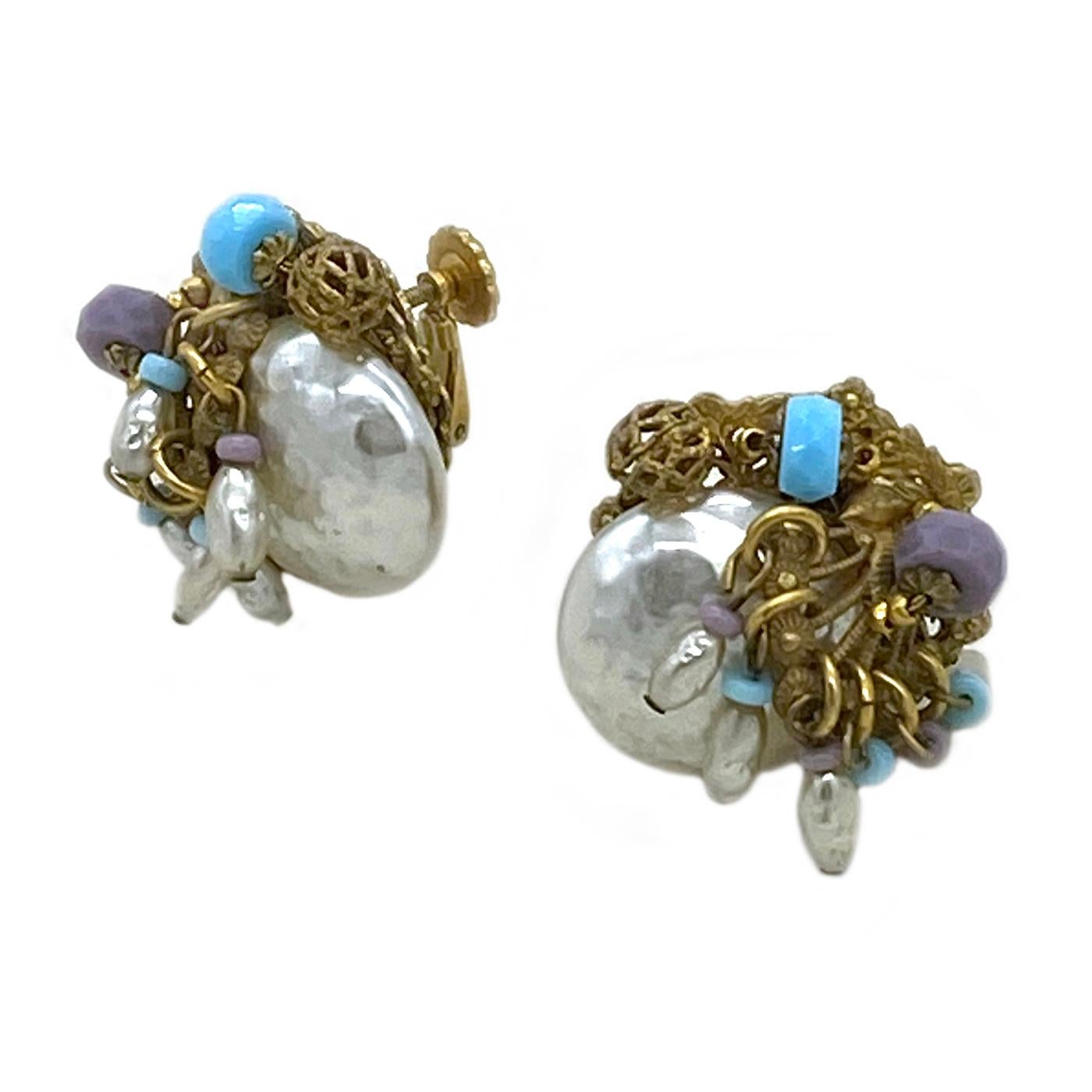 Miriam Haskell Orecchini a filo a mano con perla e charm pendente in vendita 2
