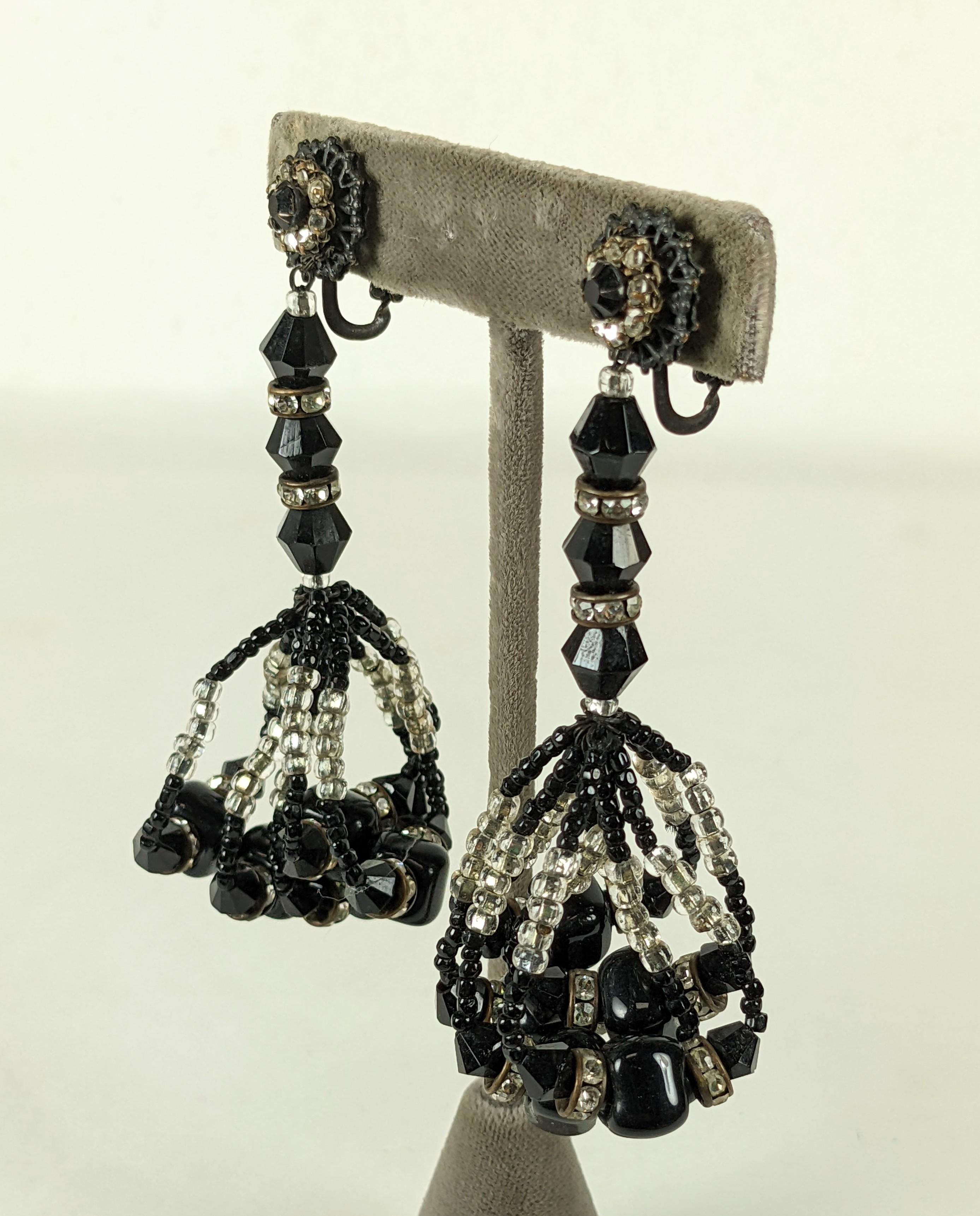 Miriam Haskell - Boucles d'oreilles en jais et perles de rocaille. Bon état - En vente à New York, NY
