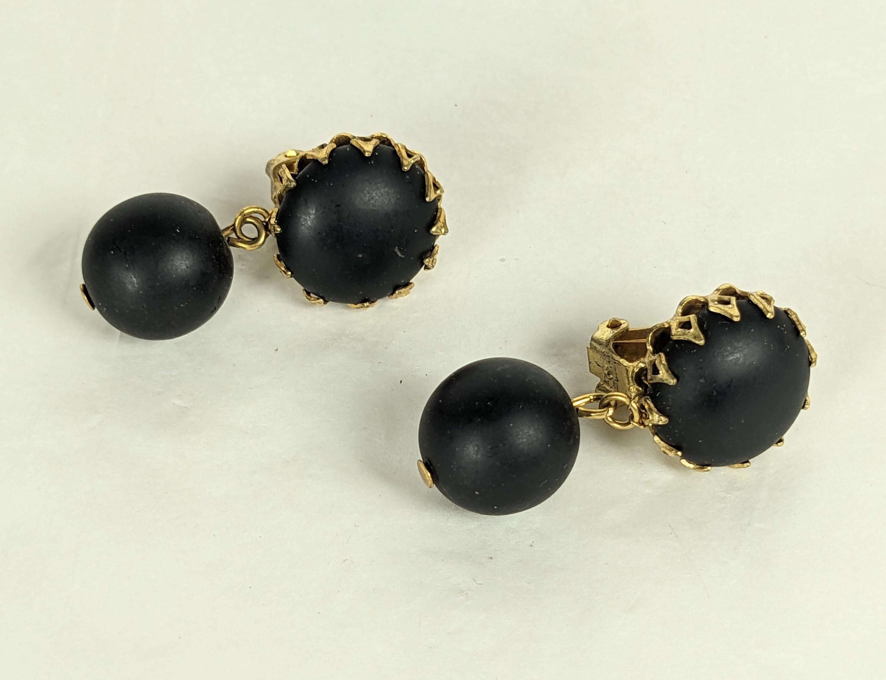 Charmante Miriam Haskell Jet Drop Earrings aus den 1950er Jahren. Kabinett aus mattem Pate de Verre in signifikanter Fassung aus russischem Gold mit Tropfenanhänger. Clip-Beschläge. 1950er Jahre USA. 1.5