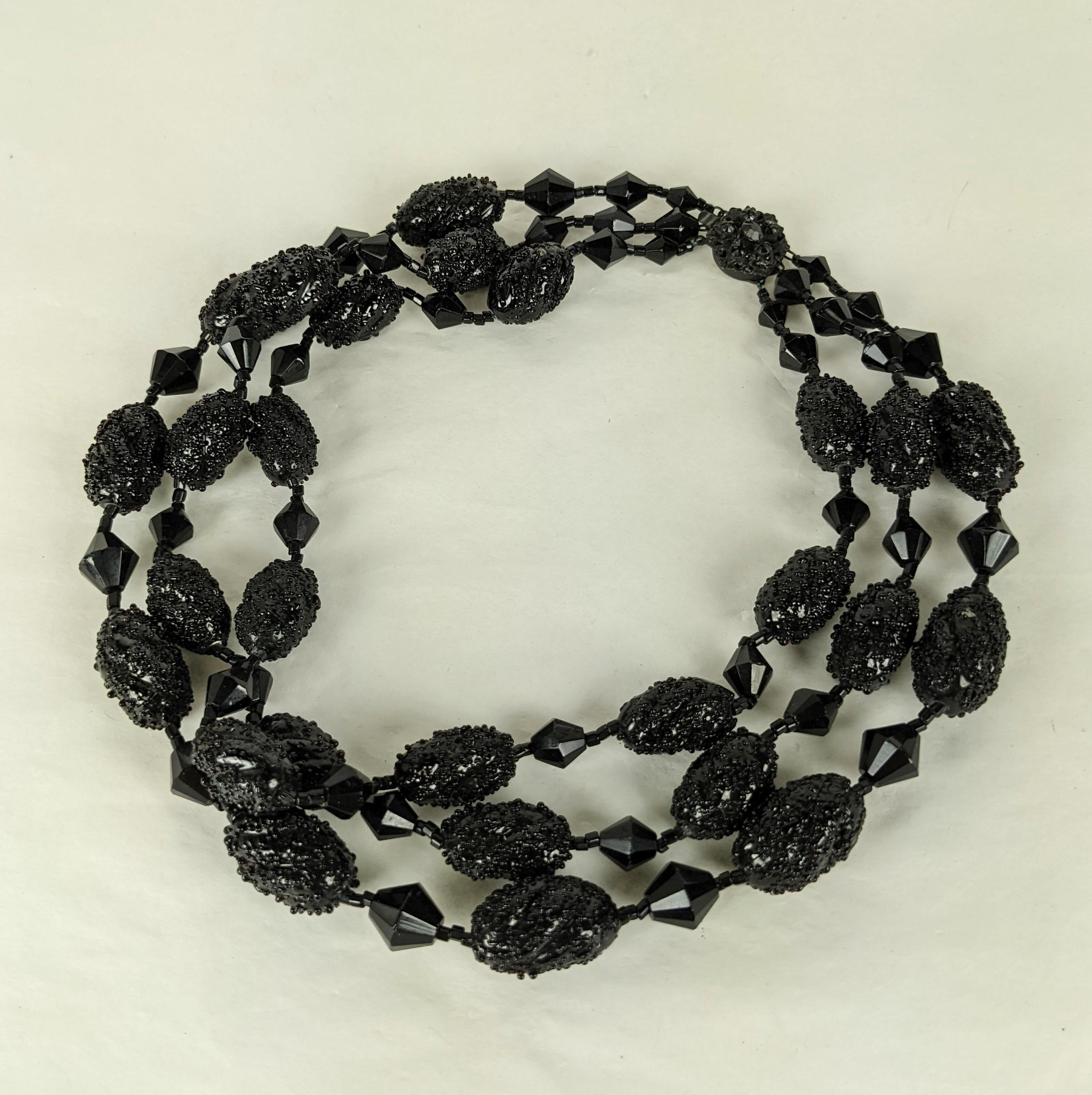 Perline Miriam Haskell Jet Givree Pate de Verre degli anni '50. Perline di vetro maculate fatte a mano, infilate con perline di getto e distanziatori di perline sfaccettate. Configurazione a 3 fili con una lunghezza minima di 15