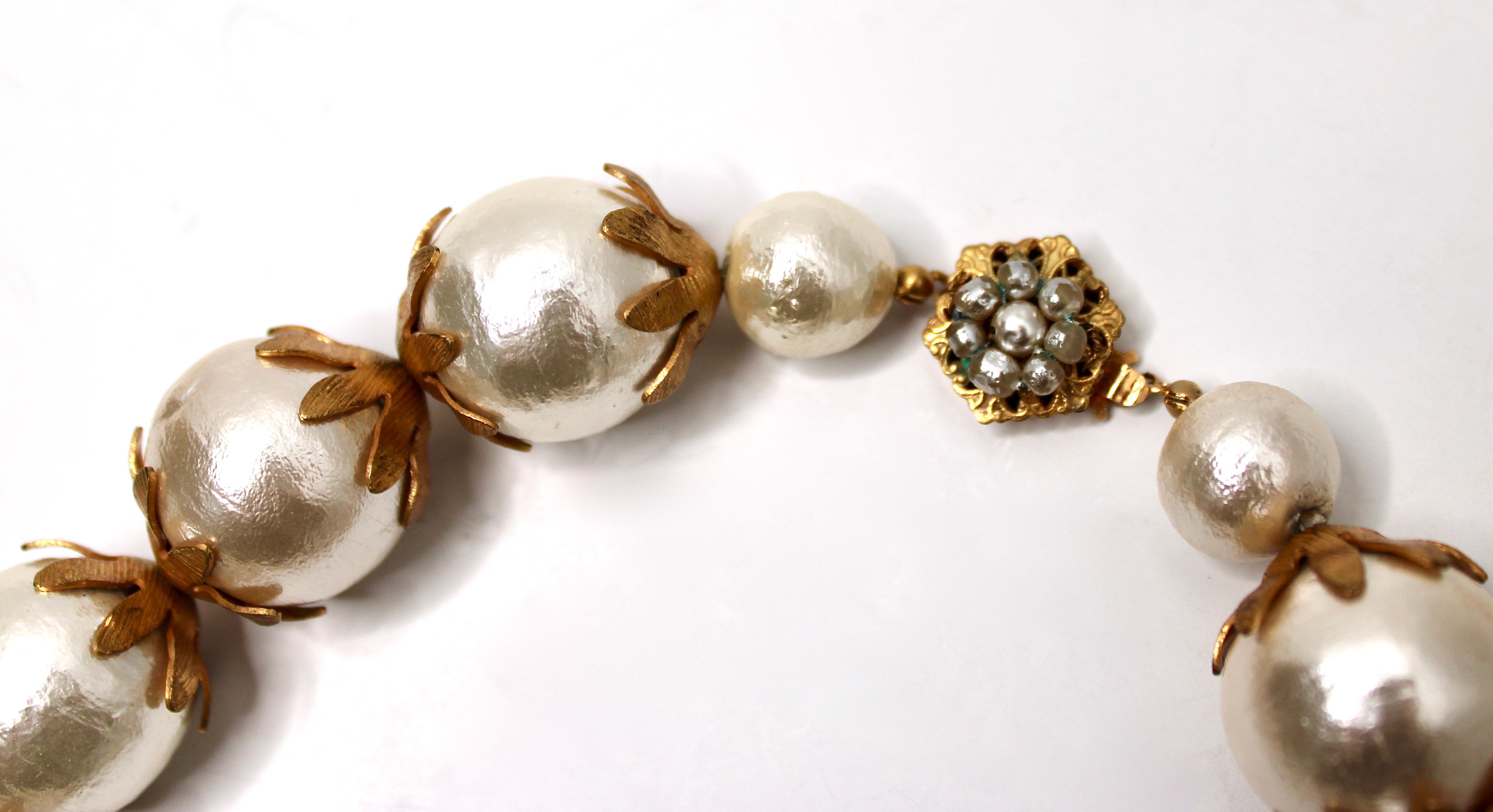 Miriam Haskell Collana di perle in costume di grandi dimensioni con dettagli in oro 18k, circa 1960 In condizioni buone in vendita a Scottsdale, AZ