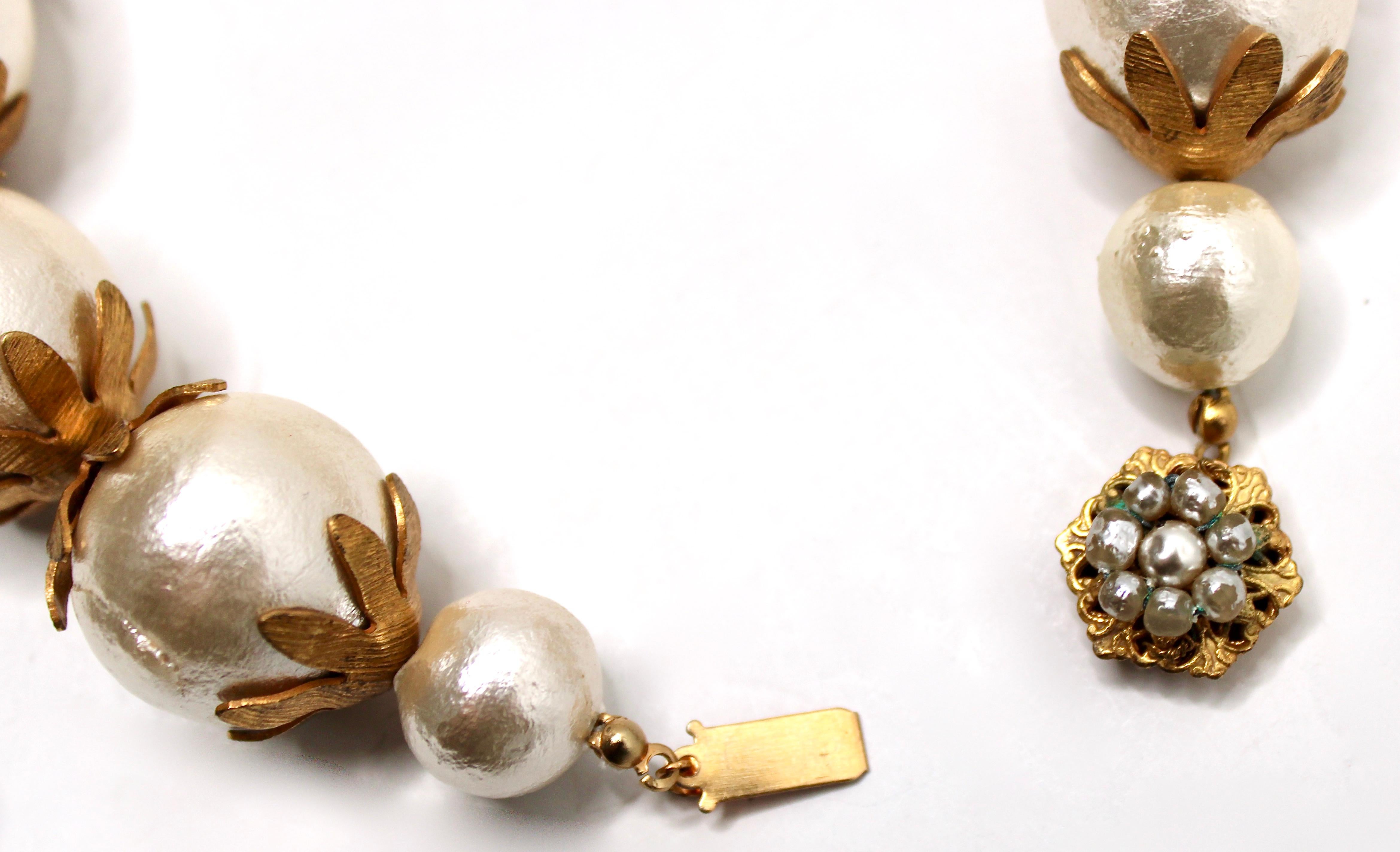 Miriam Haskell Collana di perle in costume di grandi dimensioni con dettagli in oro 18k, circa 1960 in vendita 1