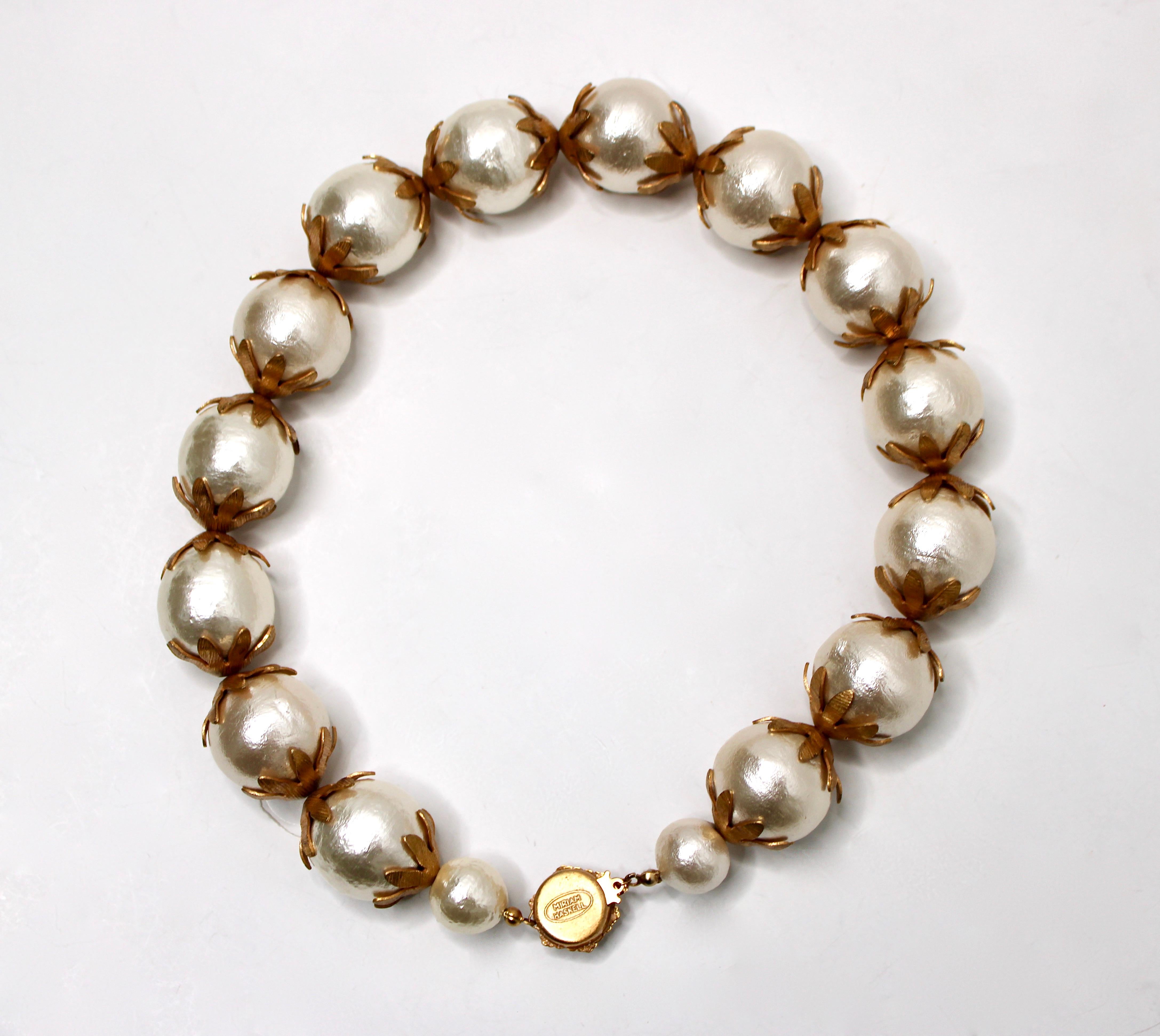 Miriam Haskell Collana di perle in costume di grandi dimensioni con dettagli in oro 18k, circa 1960 in vendita 2