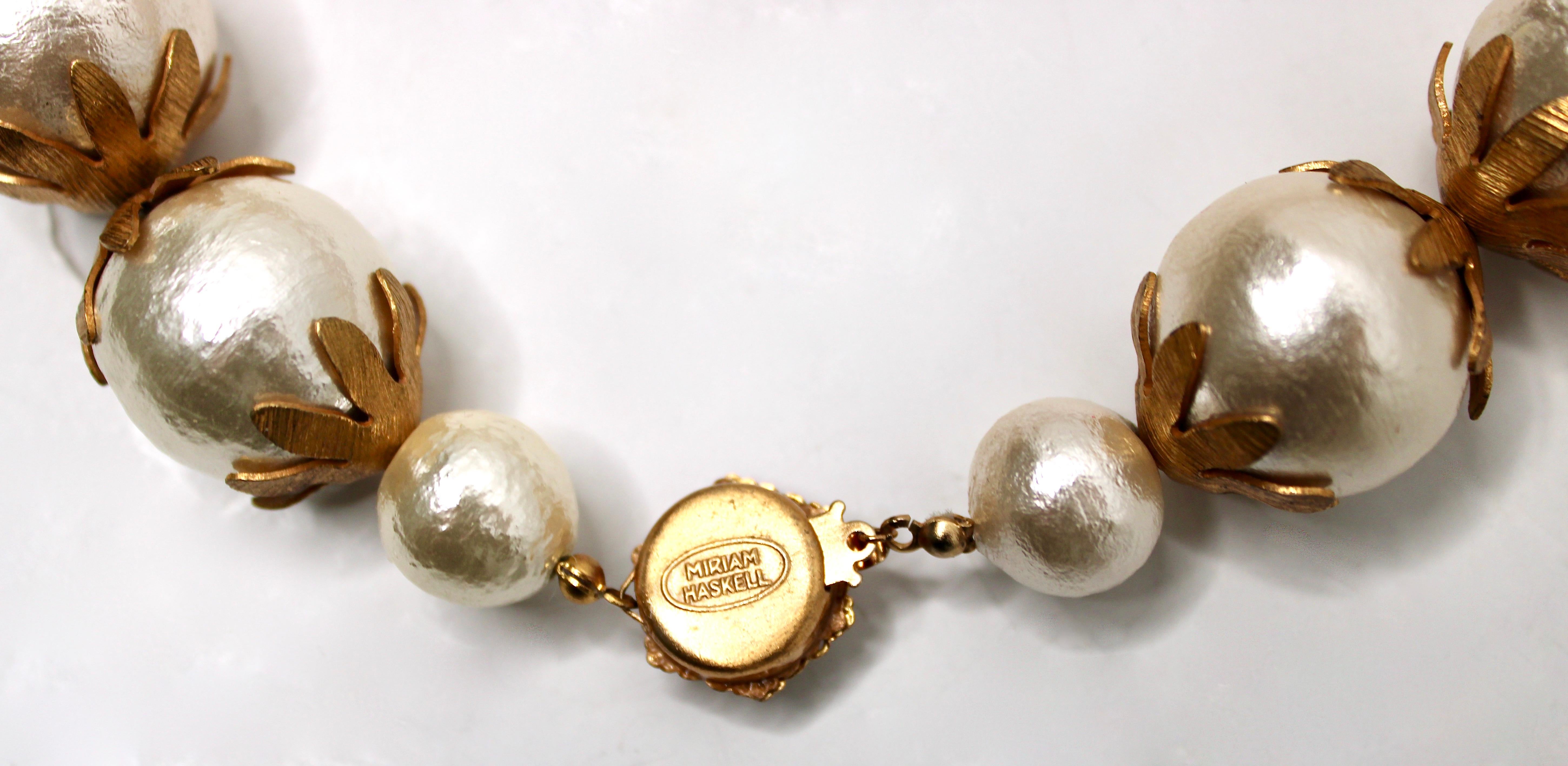 Miriam Haskell Collana di perle in costume di grandi dimensioni con dettagli in oro 18k, circa 1960 in vendita 3