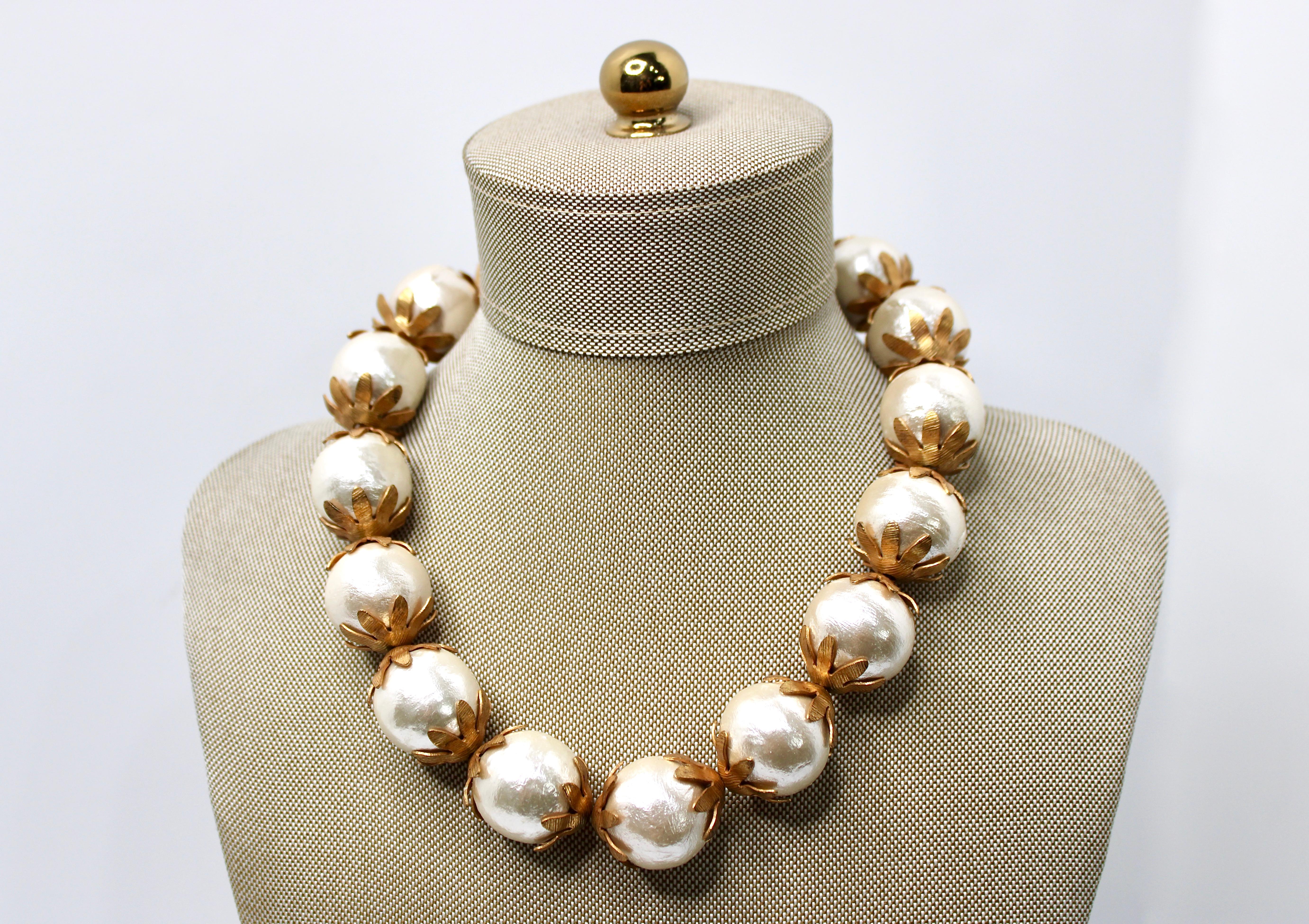 Miriam Haskell Collana di perle in costume di grandi dimensioni con dettagli in oro 18k, circa 1960 in vendita 4