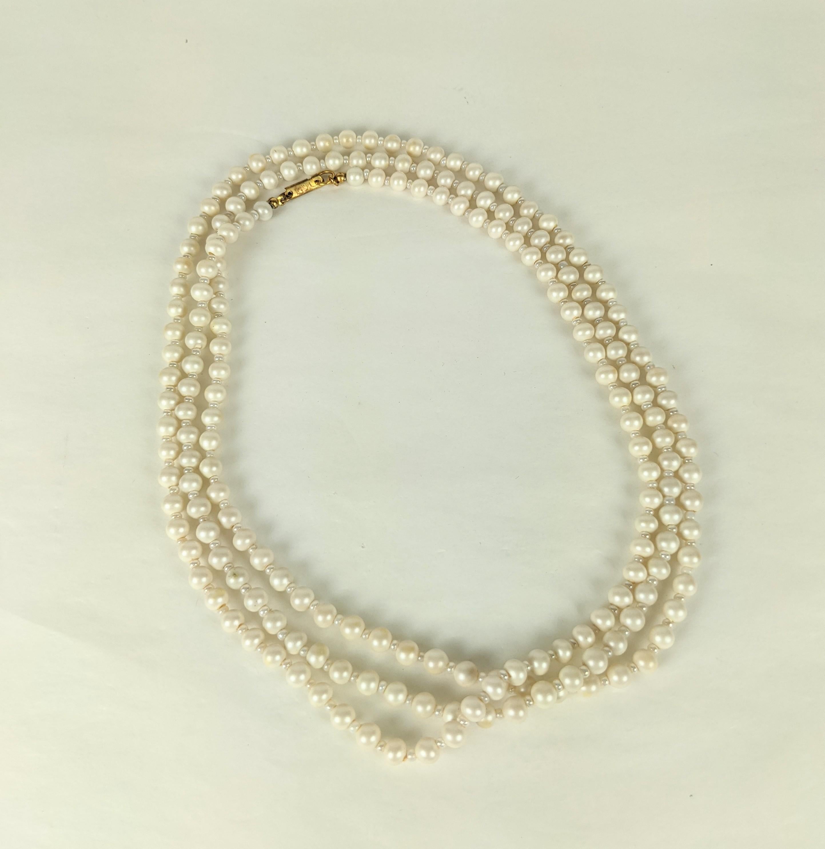 Miriam Haskell Collier long en fausses perles Excellent état - En vente à New York, NY