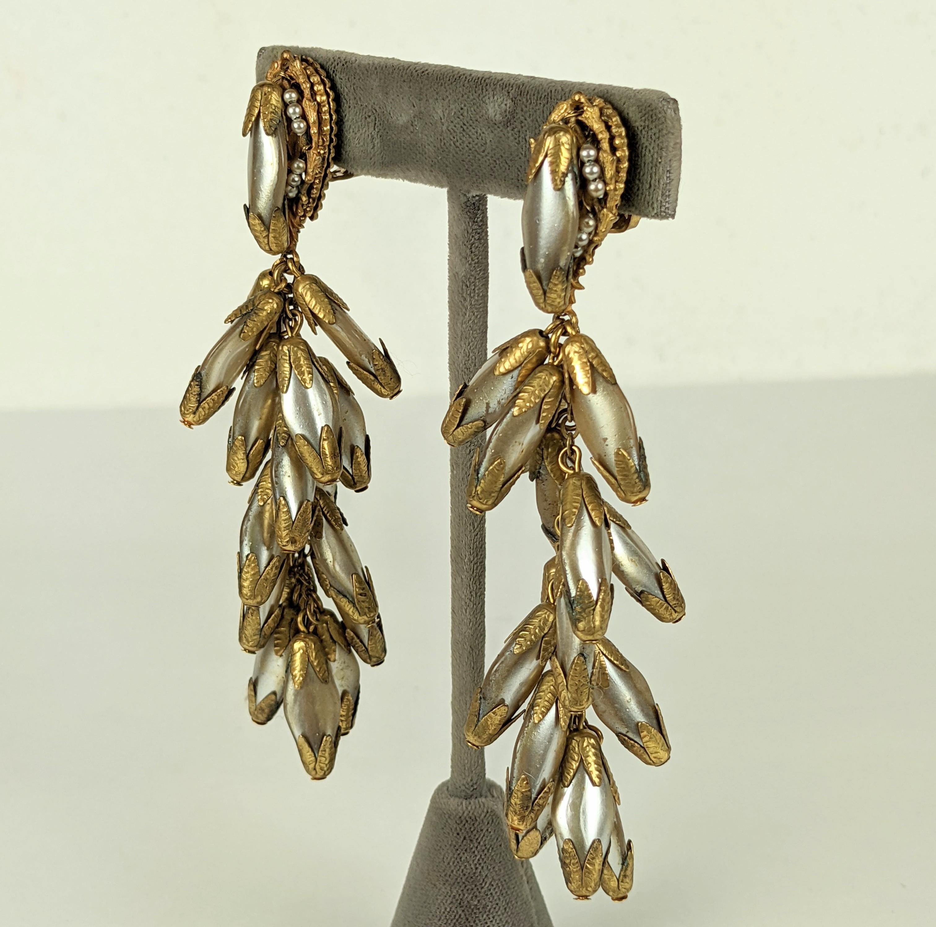 Miriam Haskell - Boucles d'oreilles longues en perles de riz Bon état - En vente à New York, NY