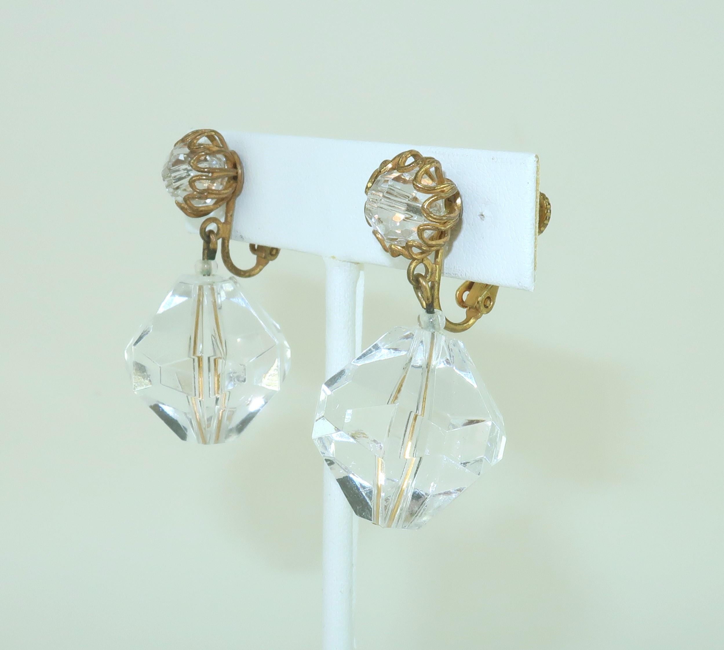 Neobarocco Orecchini a pendente in lucite e oro di Miriam Haskell, anni '60 in vendita