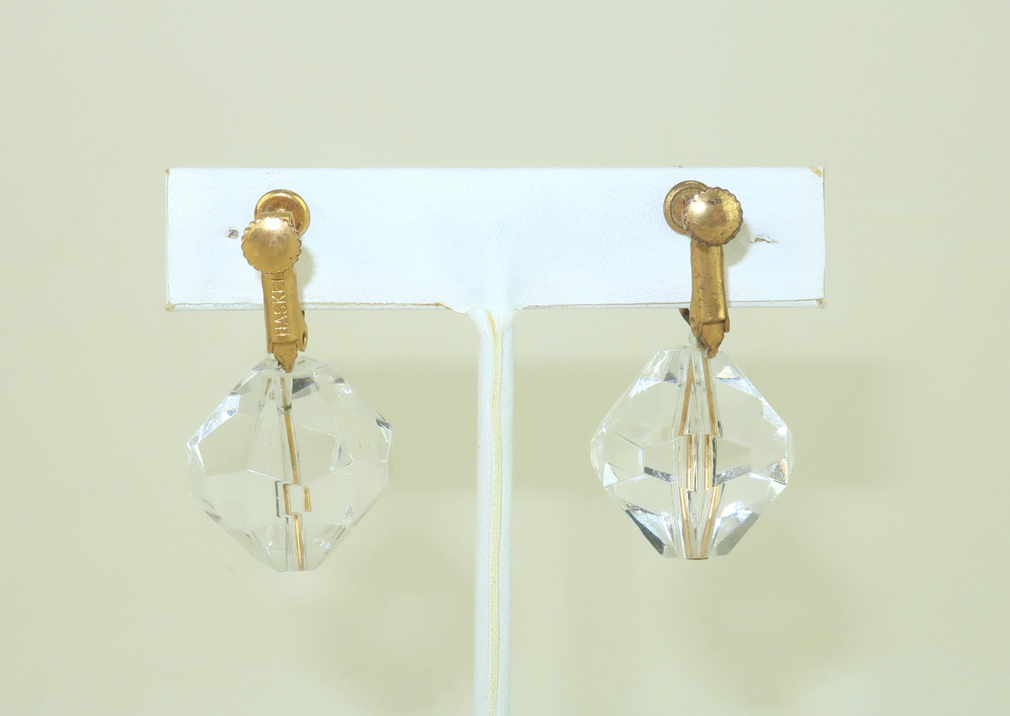Orecchini a pendente in lucite e oro di Miriam Haskell, anni '60 In condizioni buone in vendita a Atlanta, GA
