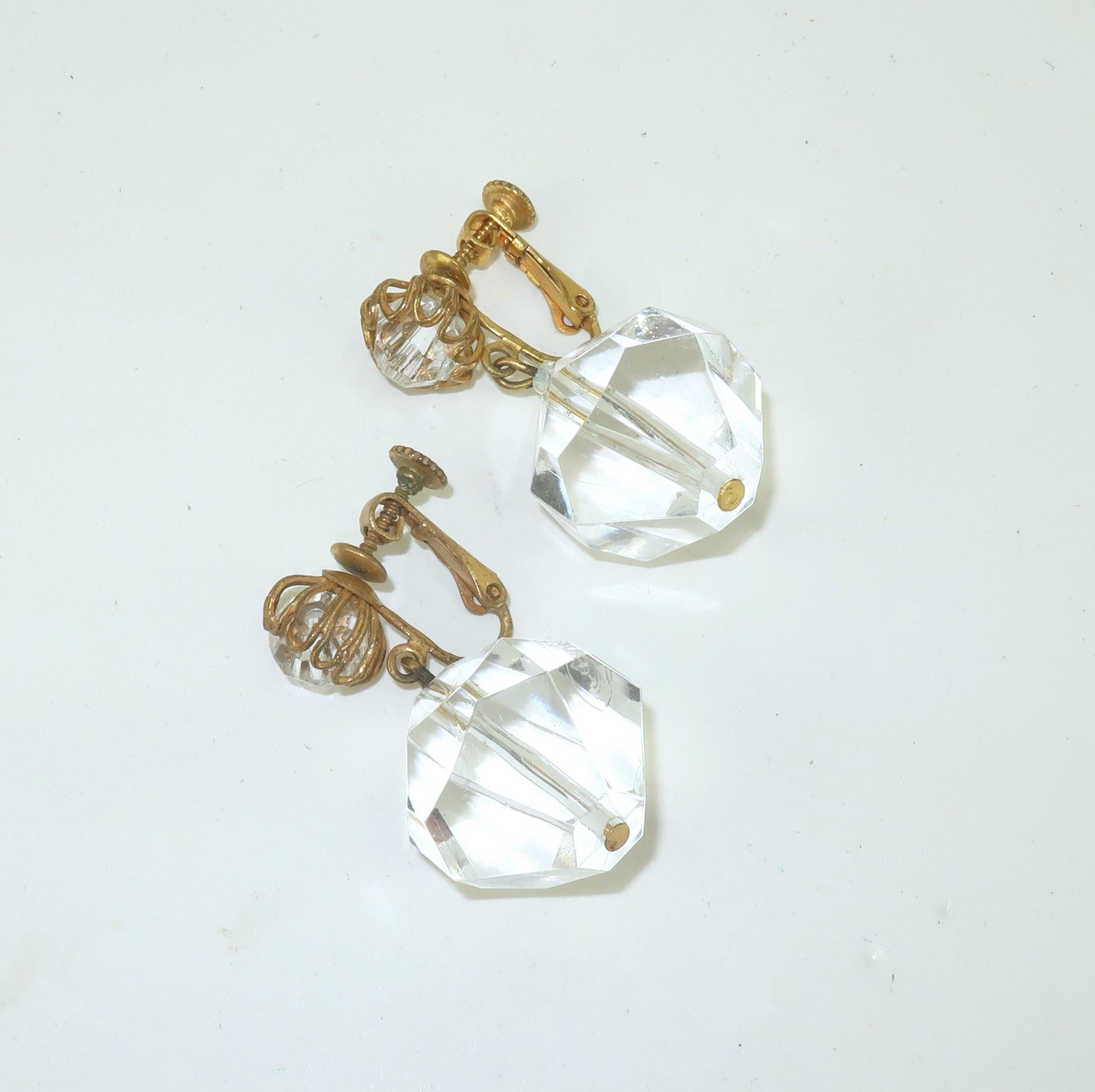 Donna Orecchini a pendente in lucite e oro di Miriam Haskell, anni '60 in vendita