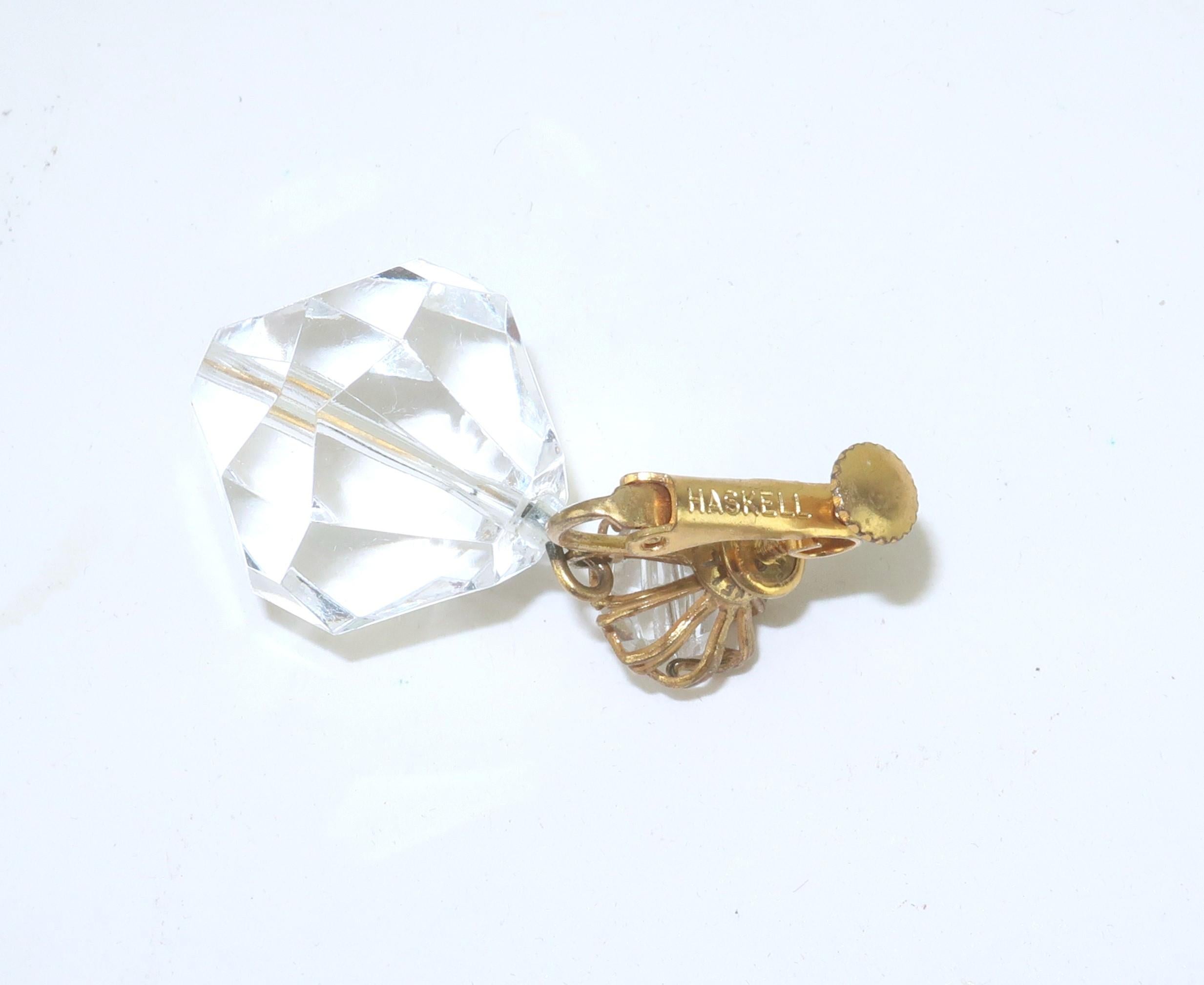 Orecchini a pendente in lucite e oro di Miriam Haskell, anni '60 in vendita 1