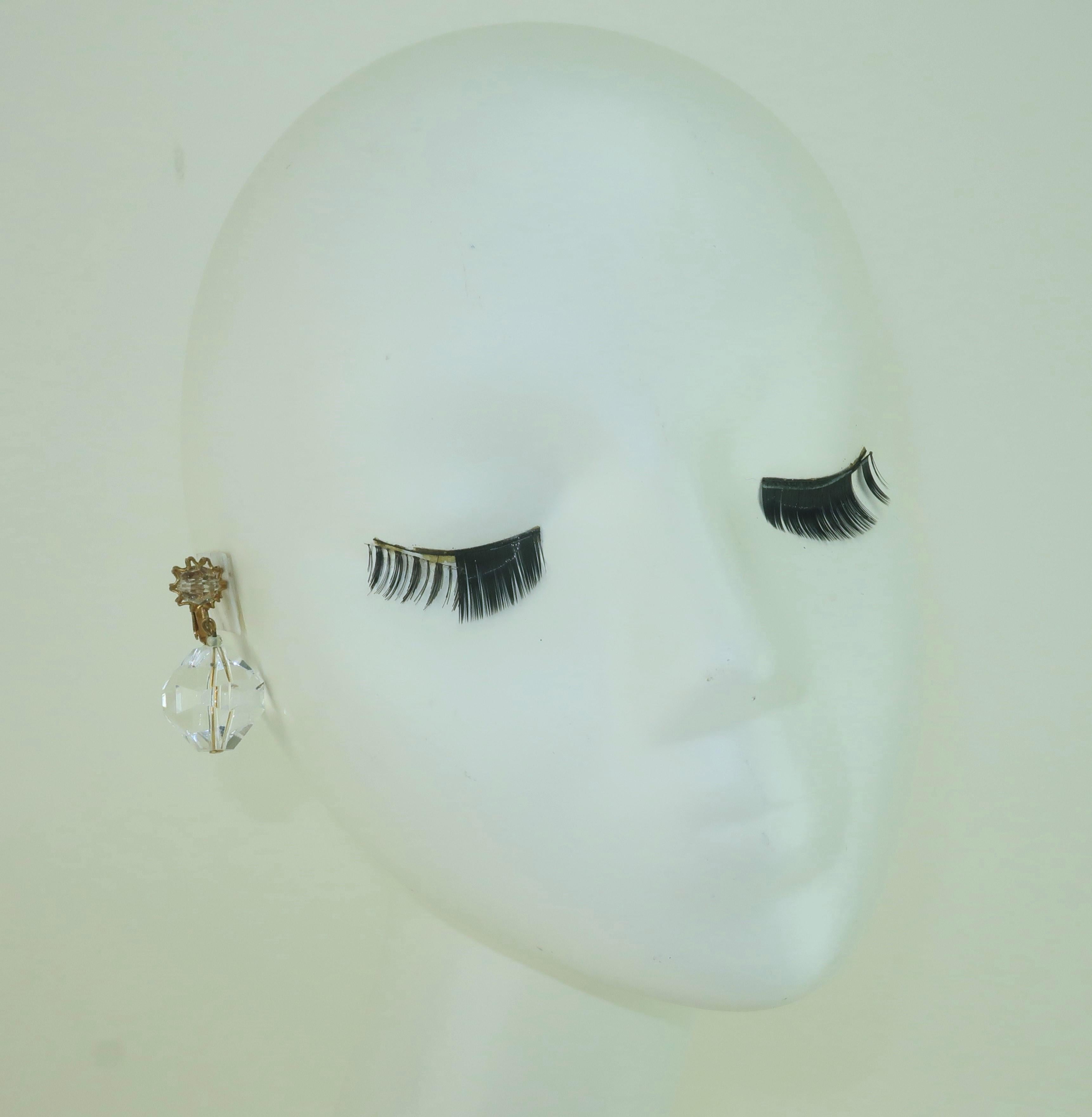 Orecchini a pendente in lucite e oro di Miriam Haskell, anni '60 in vendita 2