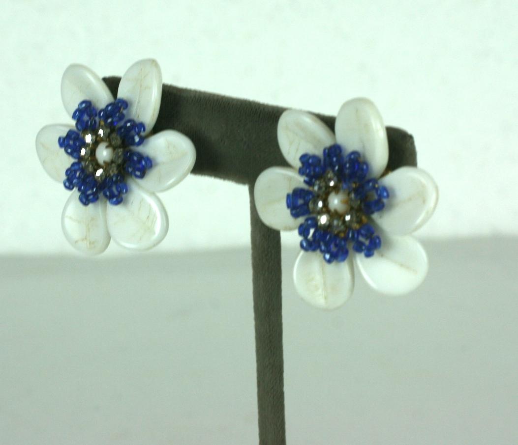 Miriam Haskell Boucles d'oreilles fleurs en verre dépoli en vente 1