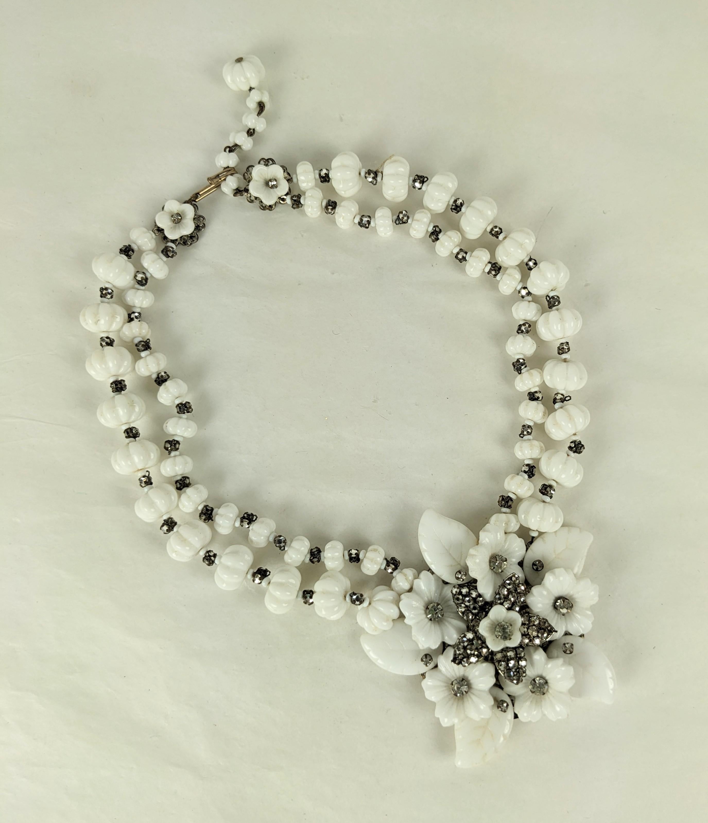 Collana con ciondolo a forma di fiore in vetro latte di Miriam Haskell in vendita 1