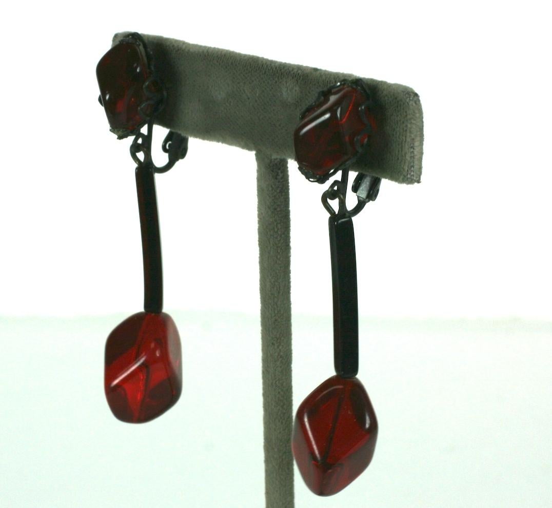 Miriam Haskell modernist long dangle earrings of japanned metal with long jet bugle beads terminating in single ruby faceted pate de verre glass bead, circa 1970.
Clip back fittings.
Excellent condition.
L 2.50