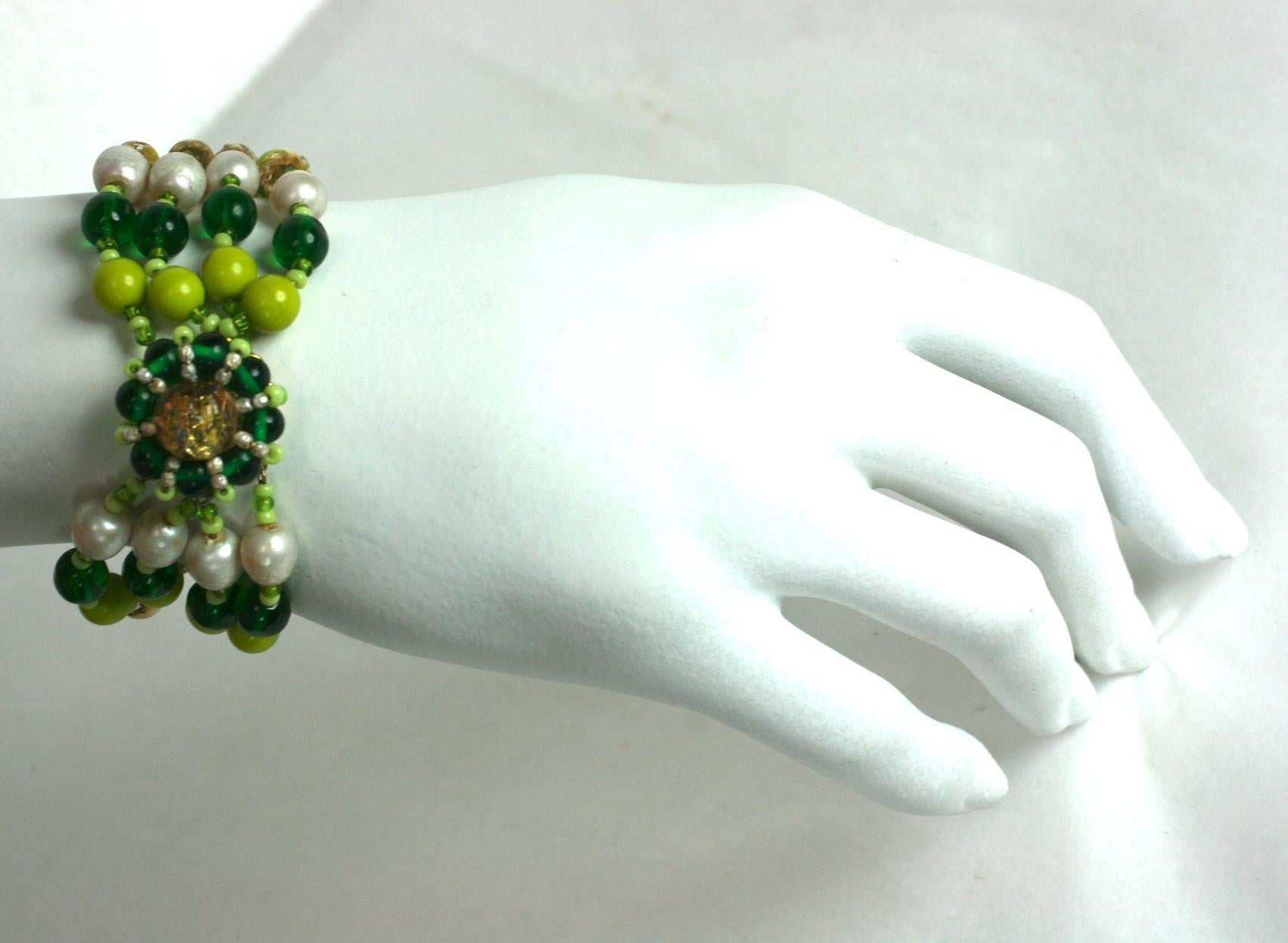 Miriam Haskell Mehrstrangiges grünes und perlenbesetztes Armband Damen im Angebot