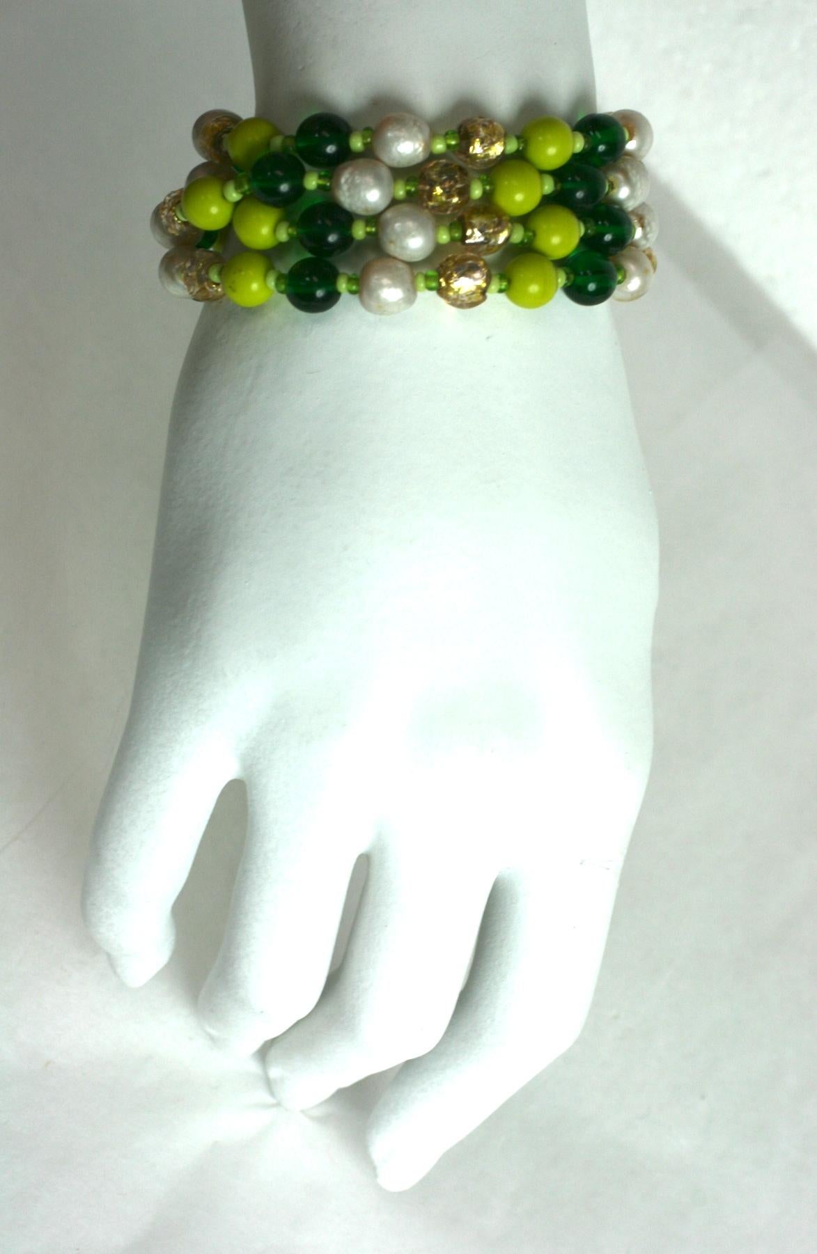 Miriam Haskell Mehrstrangiges grünes und perlenbesetztes Armband im Angebot 1