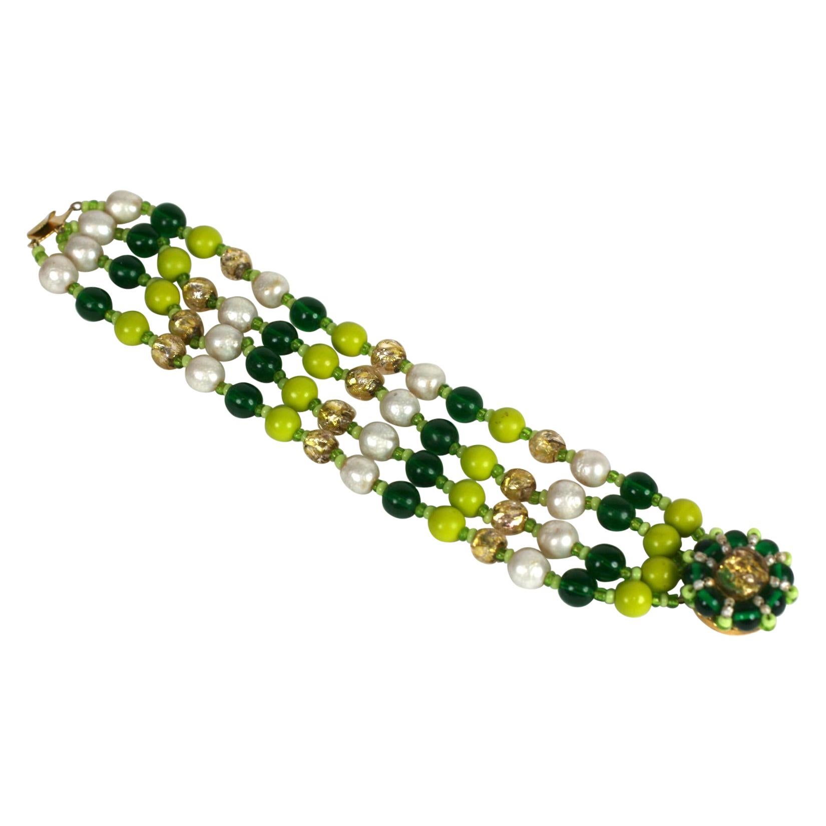 Miriam Haskell Mehrstrangiges grünes und perlenbesetztes Armband im Angebot