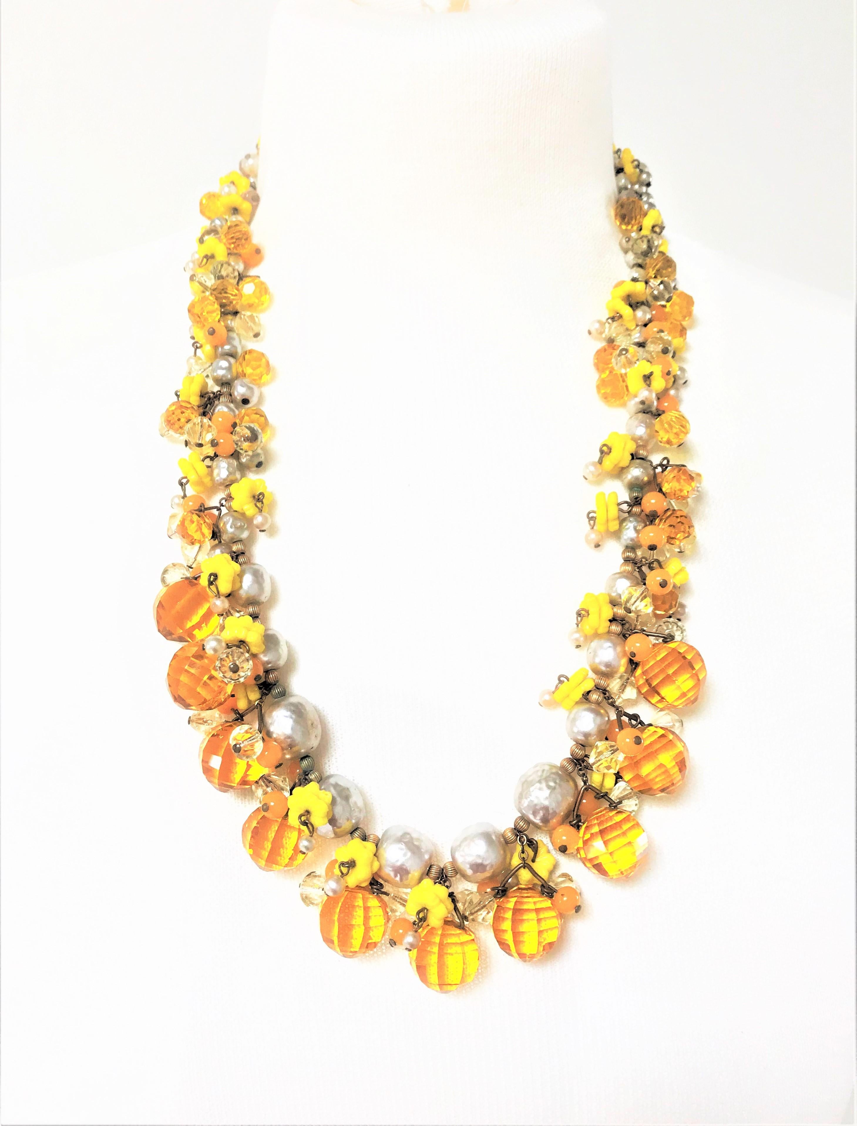 Taille pampille Collier MIRIAM HASKELL 1950s avec de nombreuses boules de verre jaune taillées. en vente