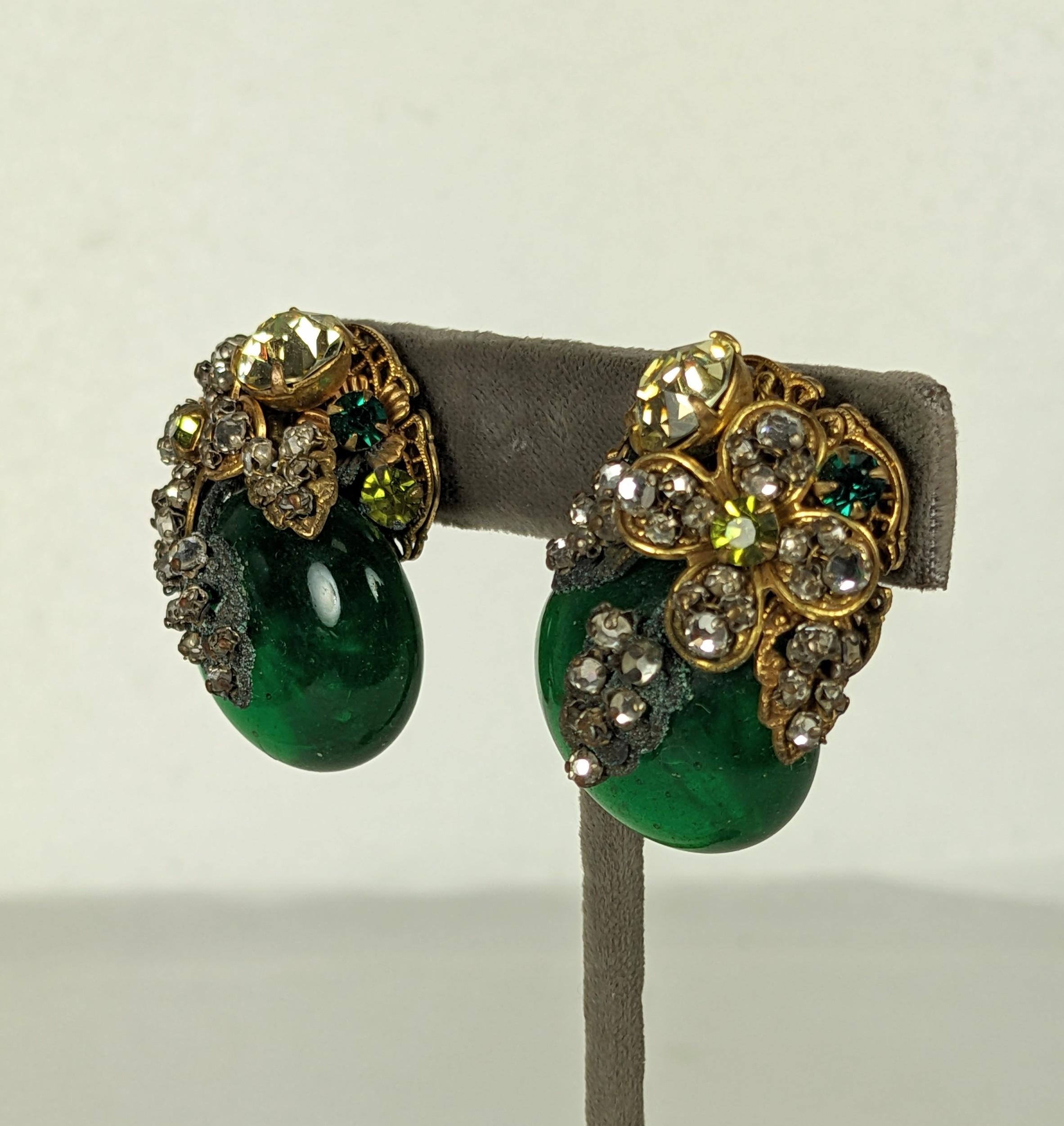 Miriam Haskell Verschnörkelte Smaragd-Ohrringe aus Gripoix-Glas (Retro) im Angebot