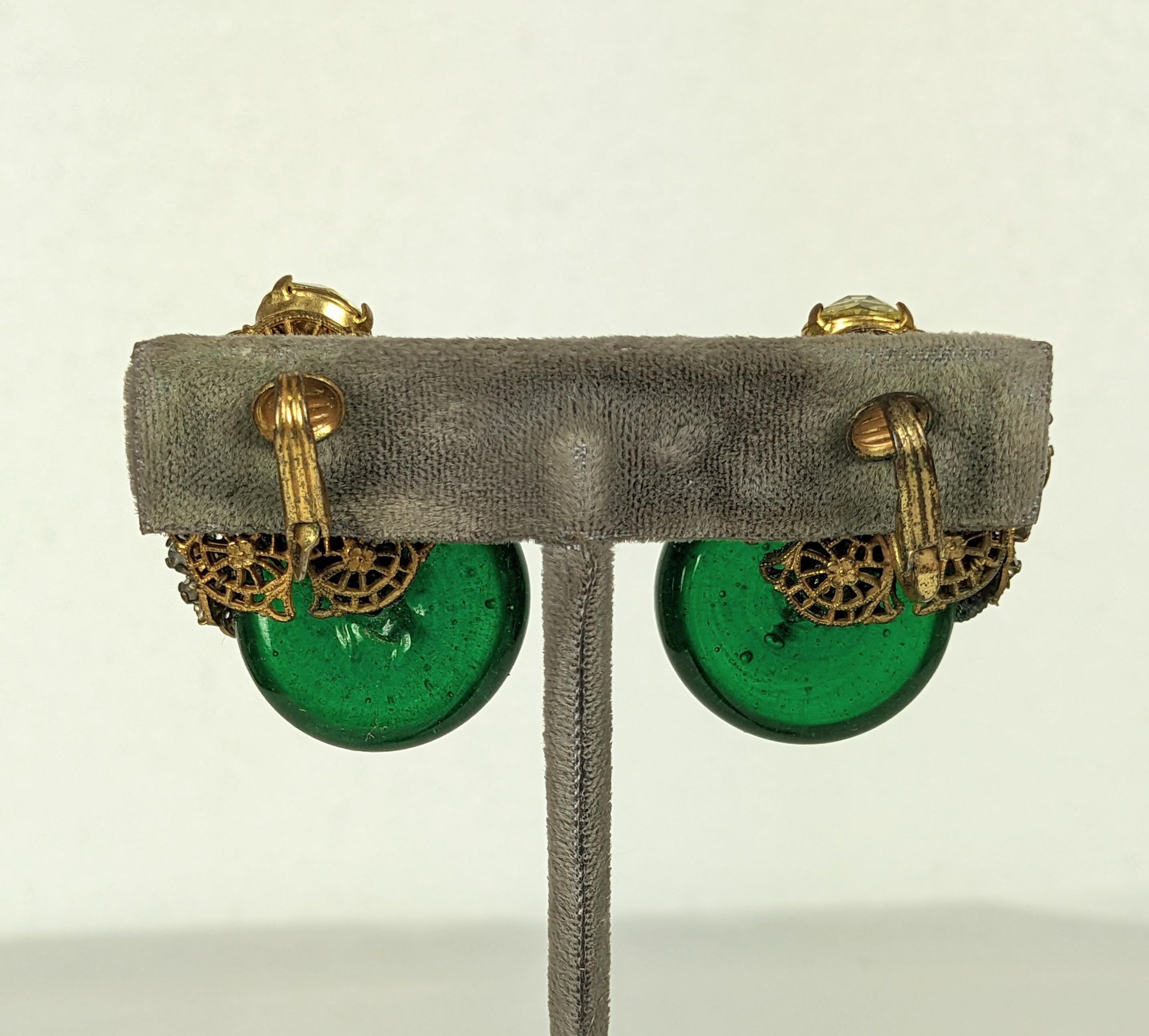 Miriam Haskell Verschnörkelte Smaragd-Ohrringe aus Gripoix-Glas im Zustand „Gut“ im Angebot in New York, NY