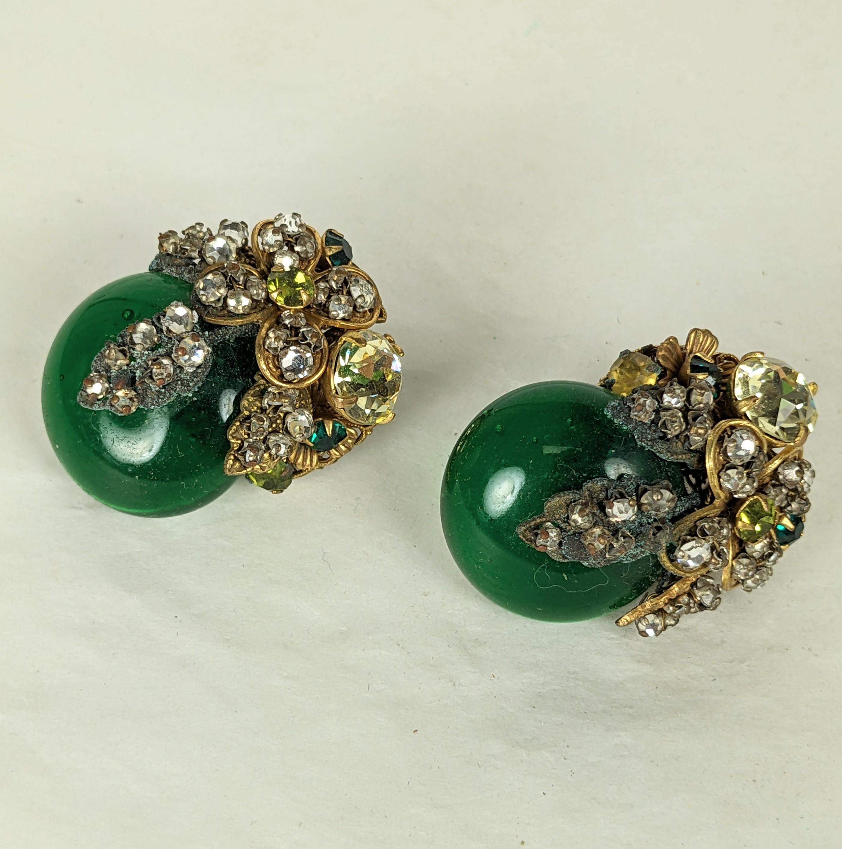 Miriam Haskell Verschnörkelte Smaragd-Ohrringe aus Gripoix-Glas im Angebot 1