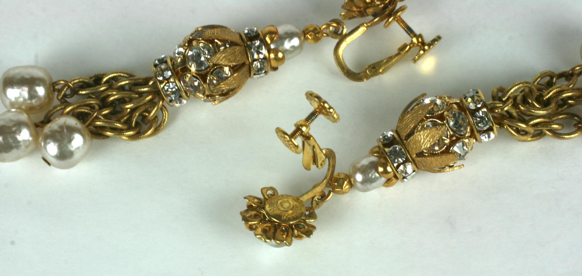 Miriam Haskell Boucles d'oreilles à pompon en perles et diamants Excellent état - En vente à New York, NY