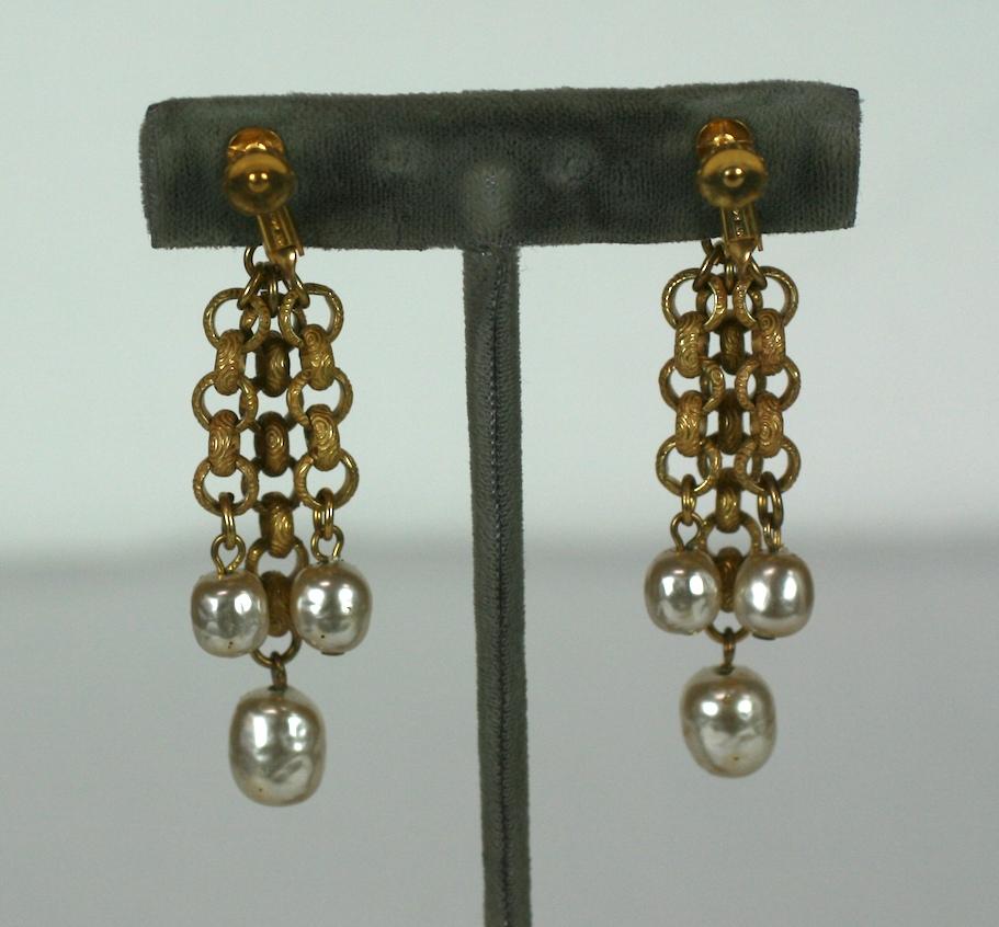 Miriam Haskell Boucles d'oreilles clips de lustre en perles et chaîne dorée Excellent état - En vente à New York, NY