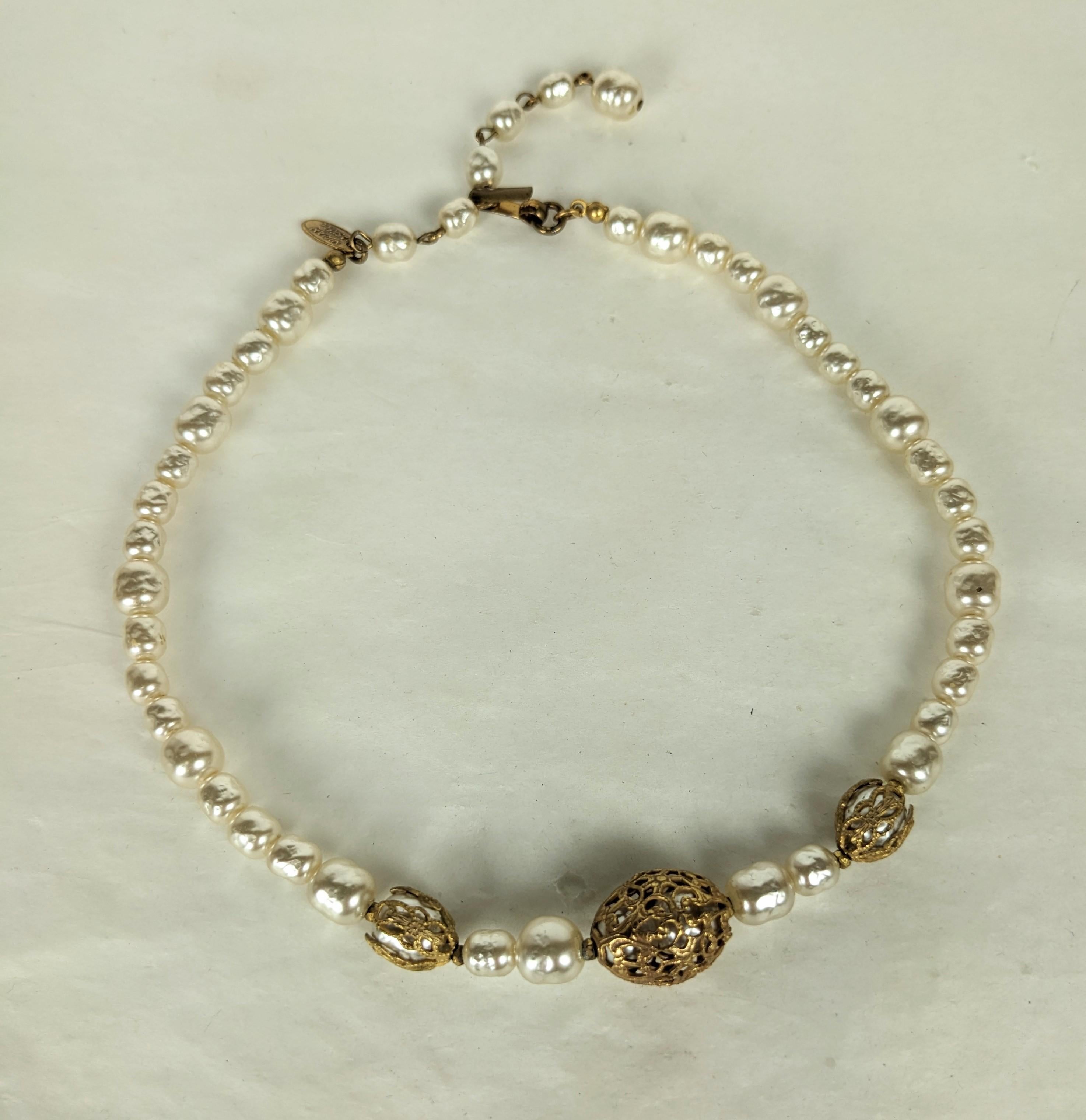 Elegant collier ras de cou en perles baroques et plaques d'or russes signé Miriam Haskell avec des perles en cage enveloppées dans des capuchons en filigrane. Fermoir à crochet et rallonge. Excellent état, Signé. Longueur 14,25