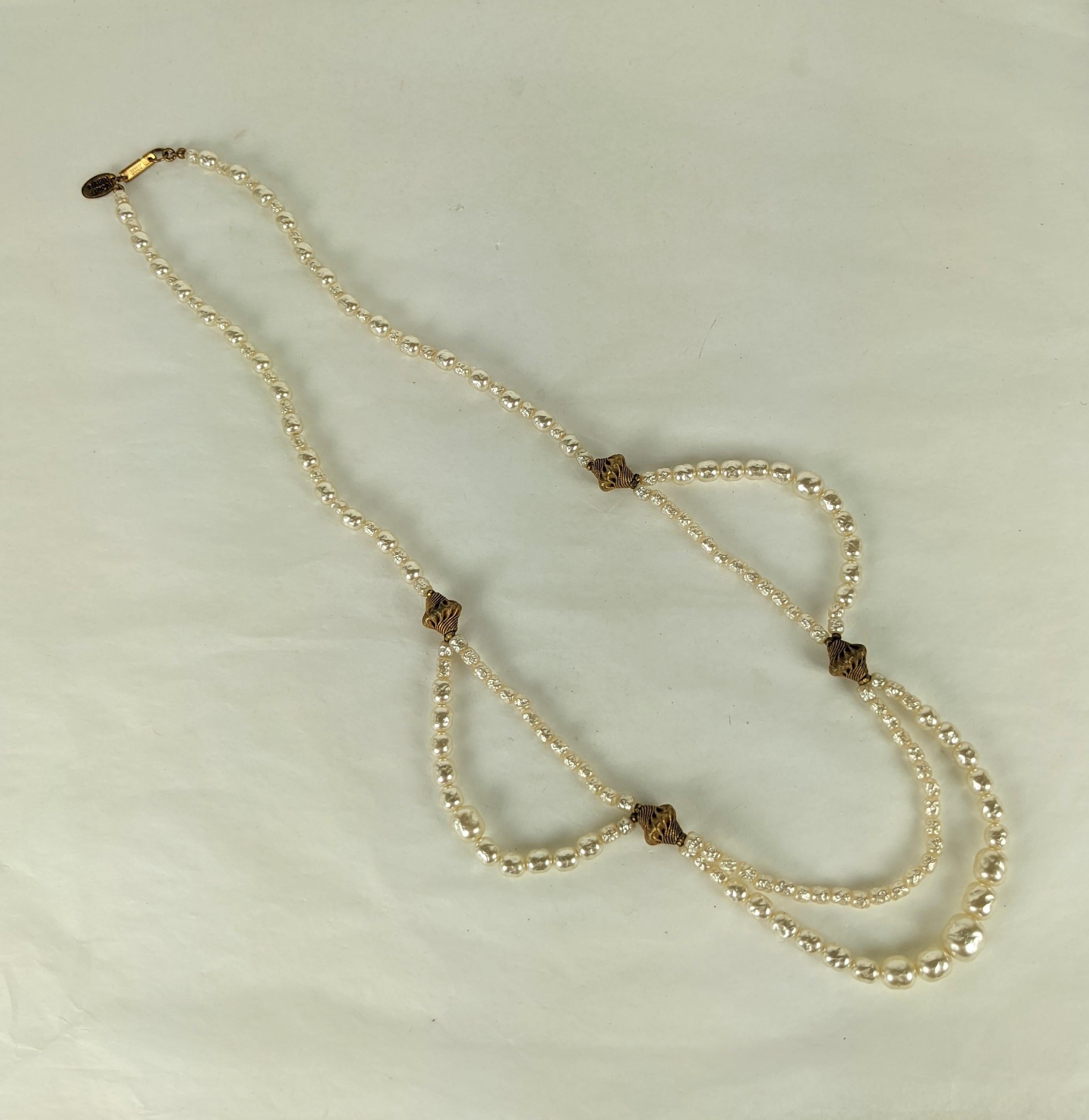 Miriam Haskell klassische runde kleine und mittelgroße faux baroque Perlenkette, die durch Schleifen von Perlenstäben mit russisch vergoldeten, gedrehten Messingabstandshaltern ergänzt wird. Ausgezeichneter Zustand.
Unterschrieben.  Länge 26,25