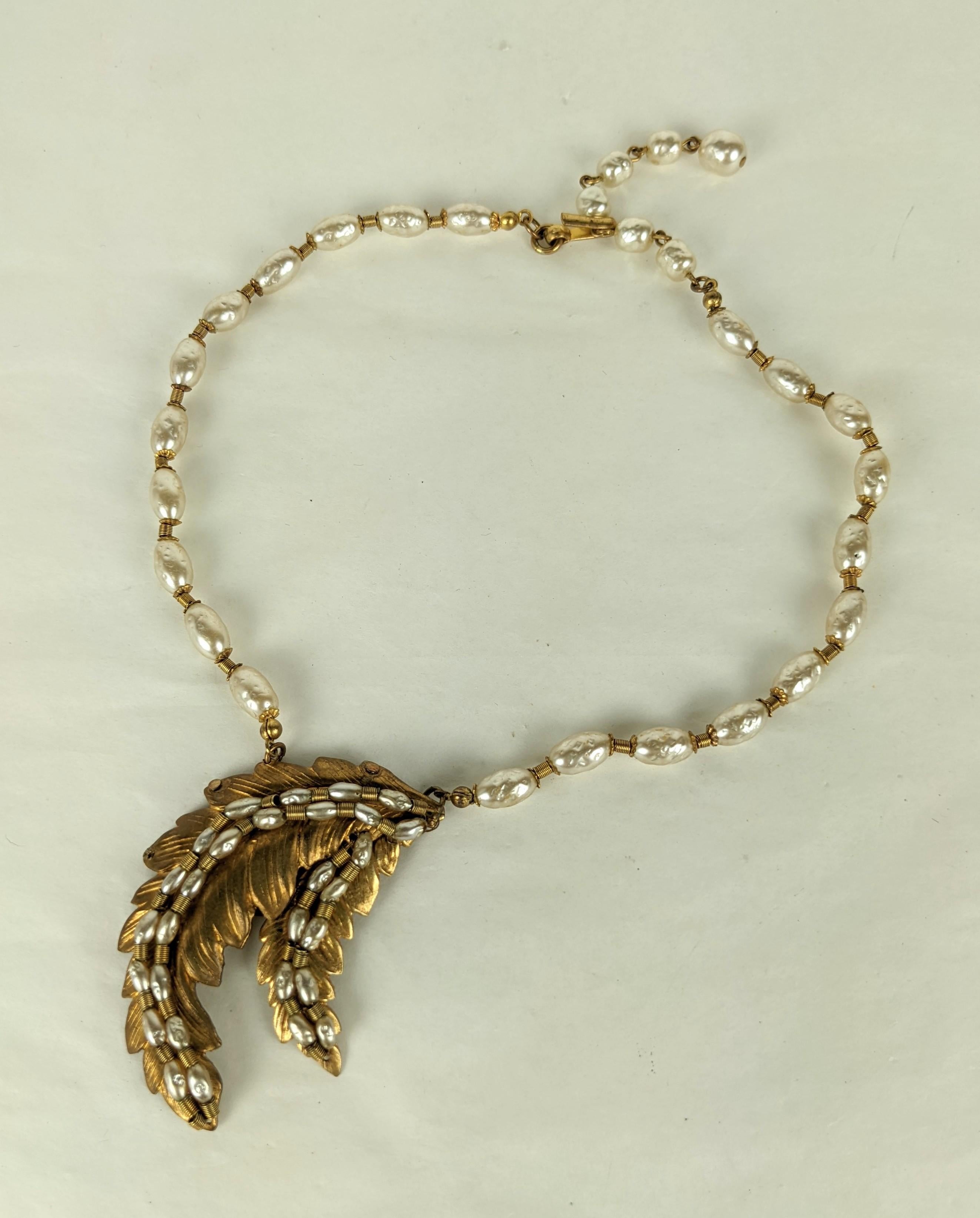 Miriam Haskell klassische Faux Barock Perle und Russisch vergoldet Platte Doppel Farn Frond Halskette. Bestehend aus runden und unterschiedlich großen Reisperlen mit vergoldeten russischen Rondellen. 
Ausgezeichneter Zustand. 
Länge  14