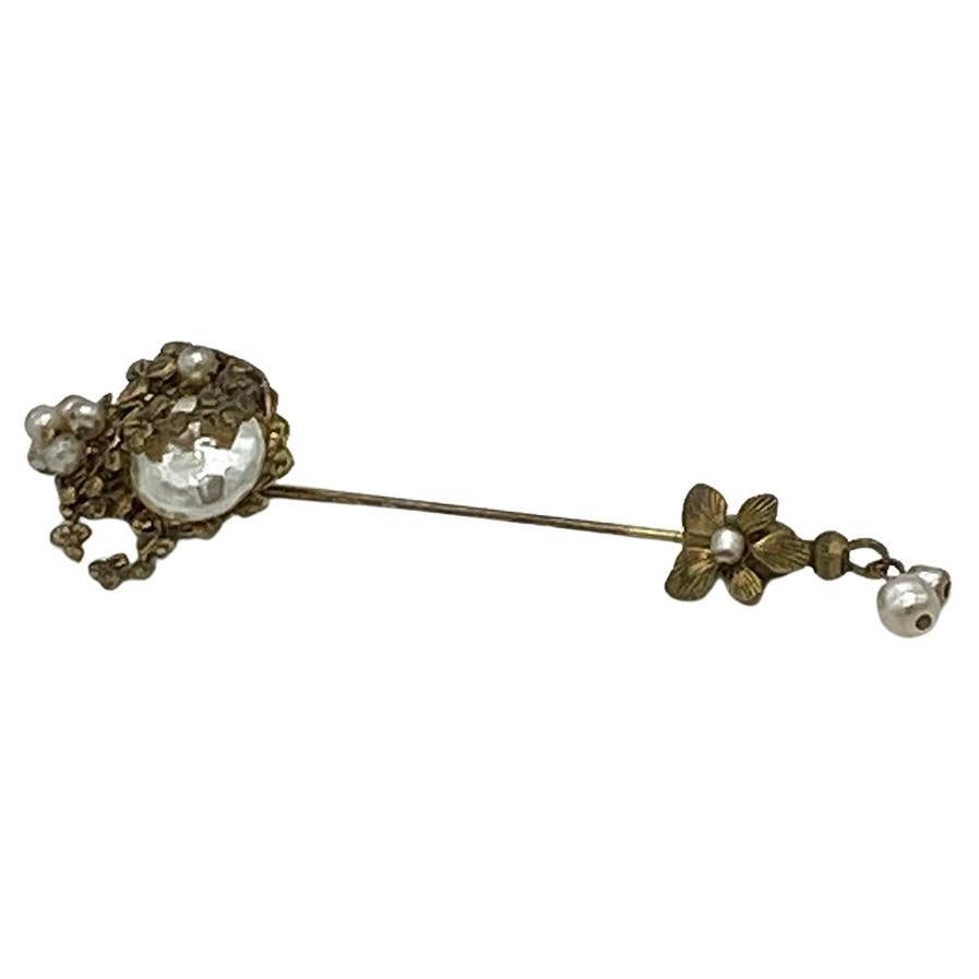 Épingle/broche en forme de bâton perlé de Miriam Haskell  Bon état - En vente à Atlanta, GA