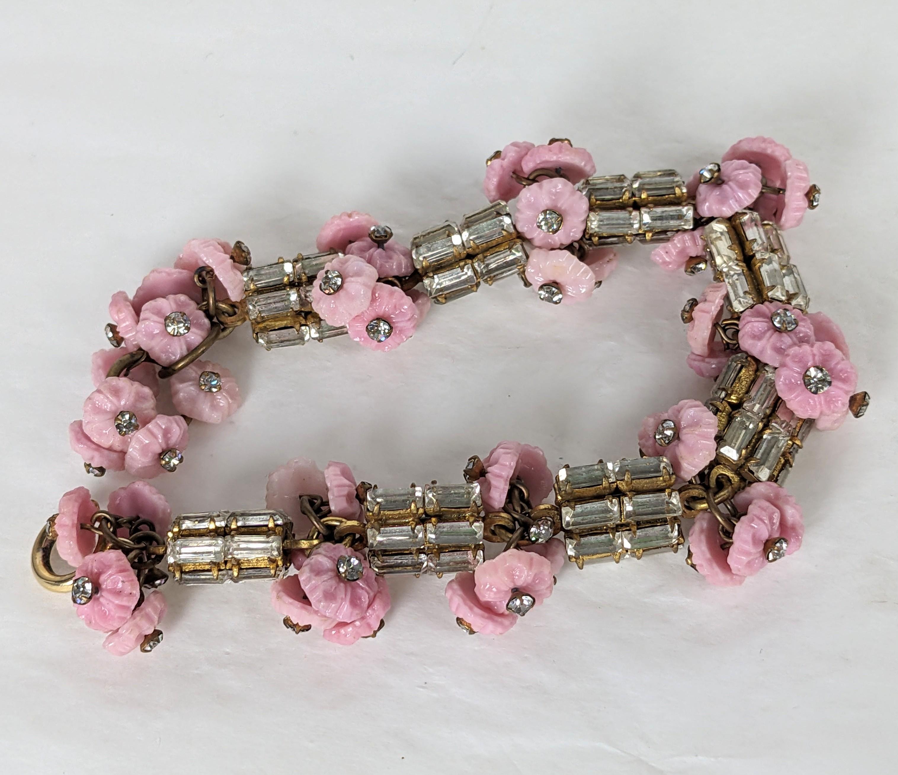 Miriam Haskell Bracciale con fiori di vetro rosa Gripoix In condizioni buone in vendita a New York, NY