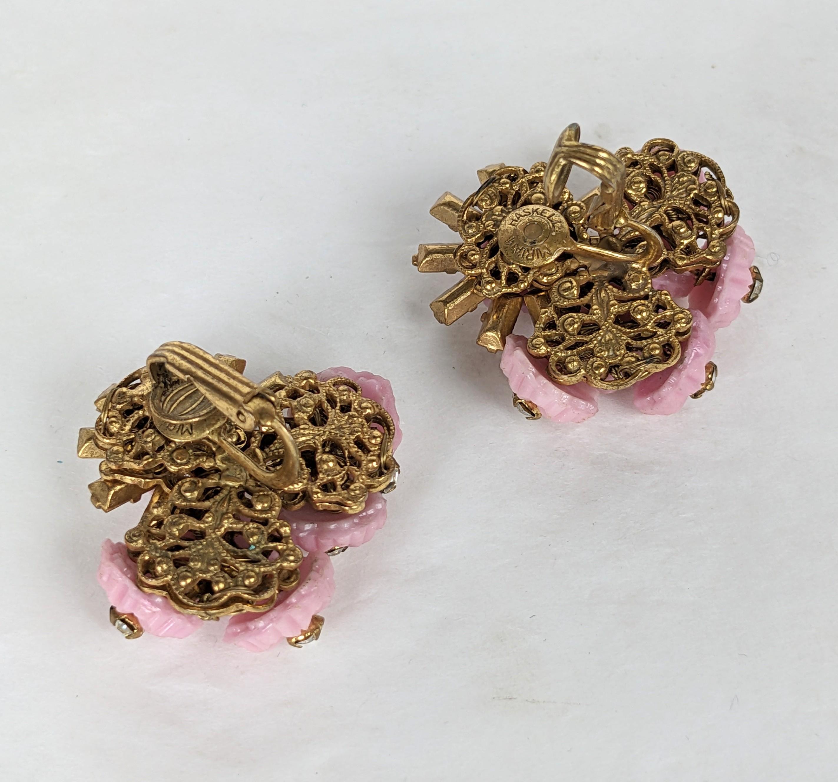 Artigiano Orecchini con fiori di vetro Miriam Haskell Pink Gripoix in vendita