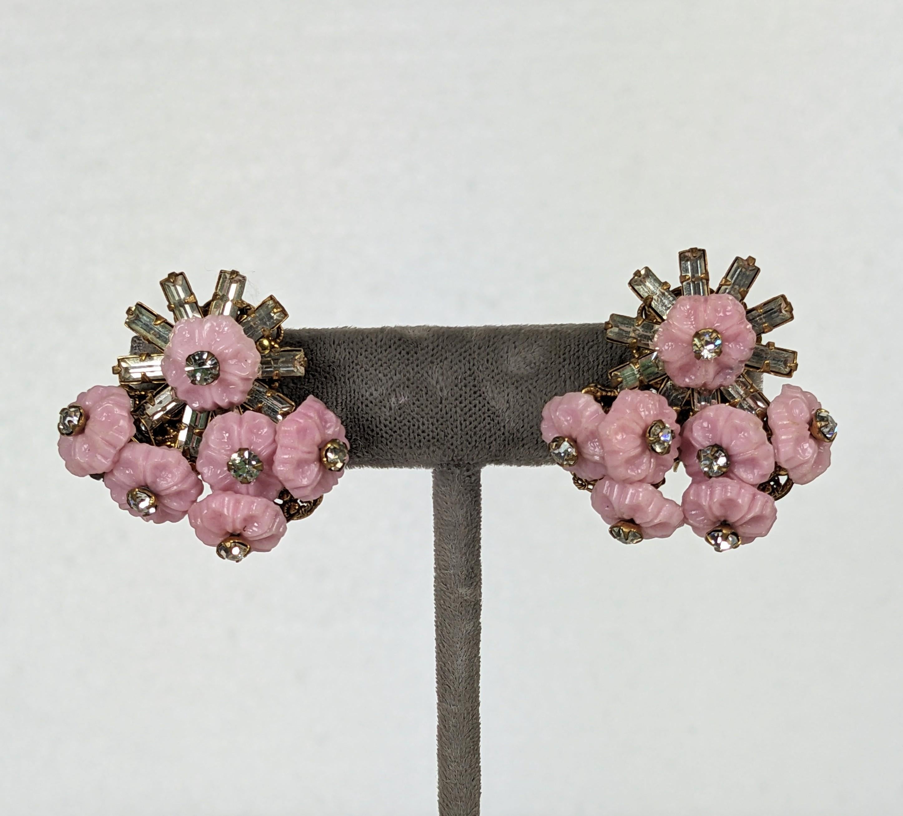 Orecchini con fiori di vetro Miriam Haskell Pink Gripoix In condizioni ottime in vendita a New York, NY