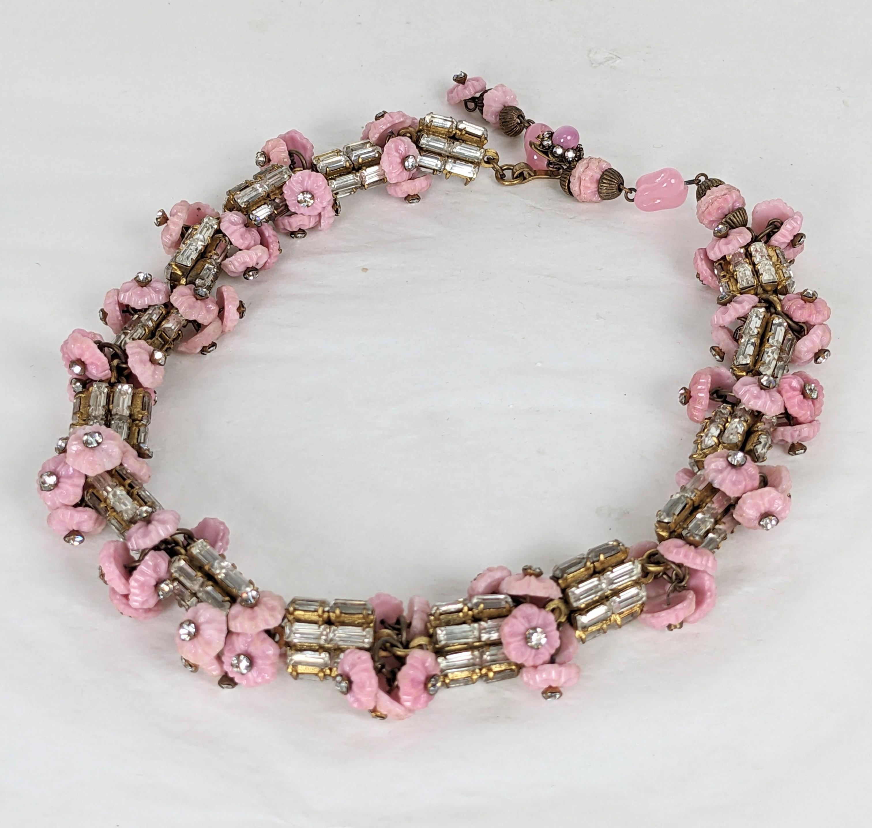 Affascinante collana di fiori di vetro rosa Gripoix di Miriam Haskell degli anni Trenta. Le maglie a baguette sono intervallate da fiori in vetro Gripoix modellato in pate de verre rosa con centri in cristallo. Firmato. Anni '30 USA. 16