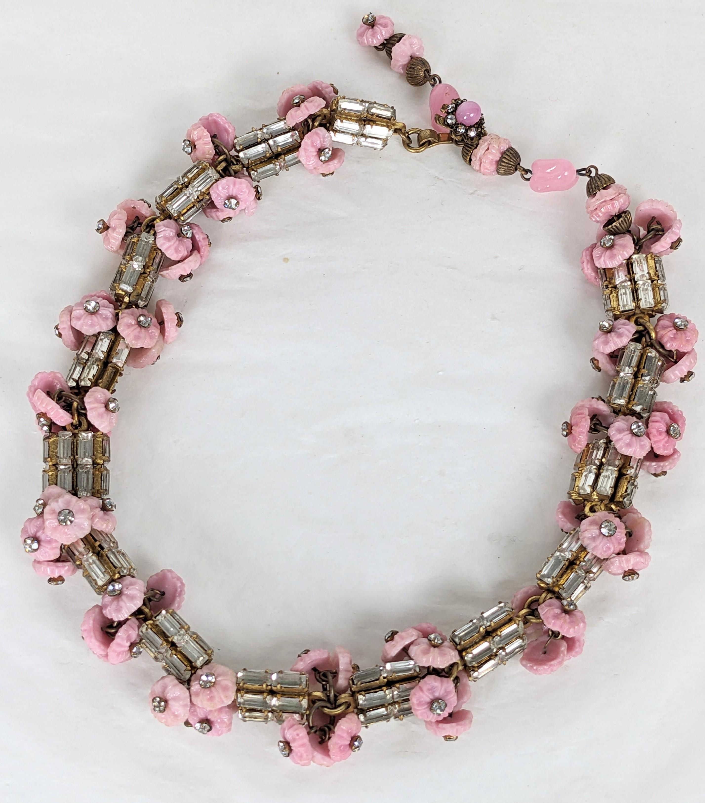 Artigiano Collana di fiori di vetro Miriam Haskell Pink Gripoix in vendita