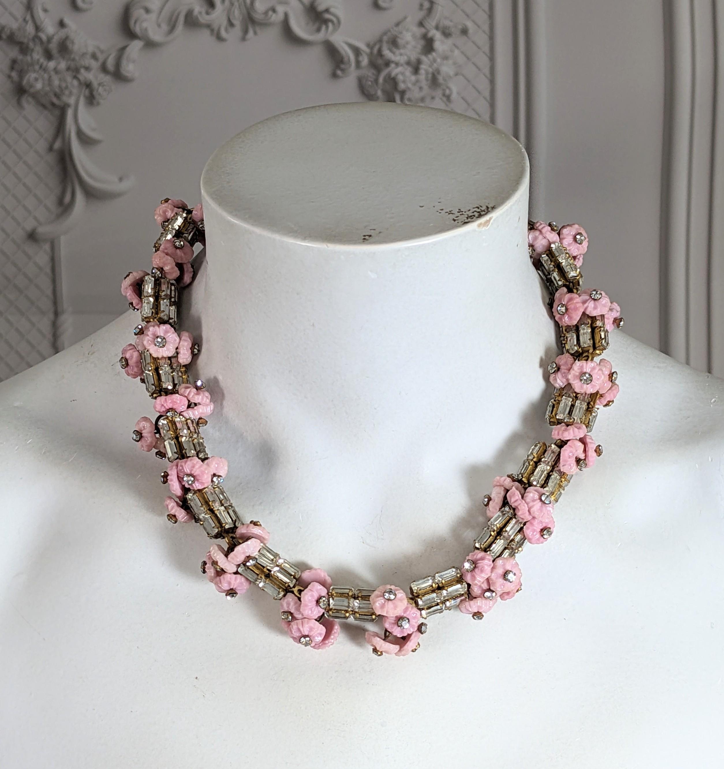 Collana di fiori di vetro Miriam Haskell Pink Gripoix in vendita 1