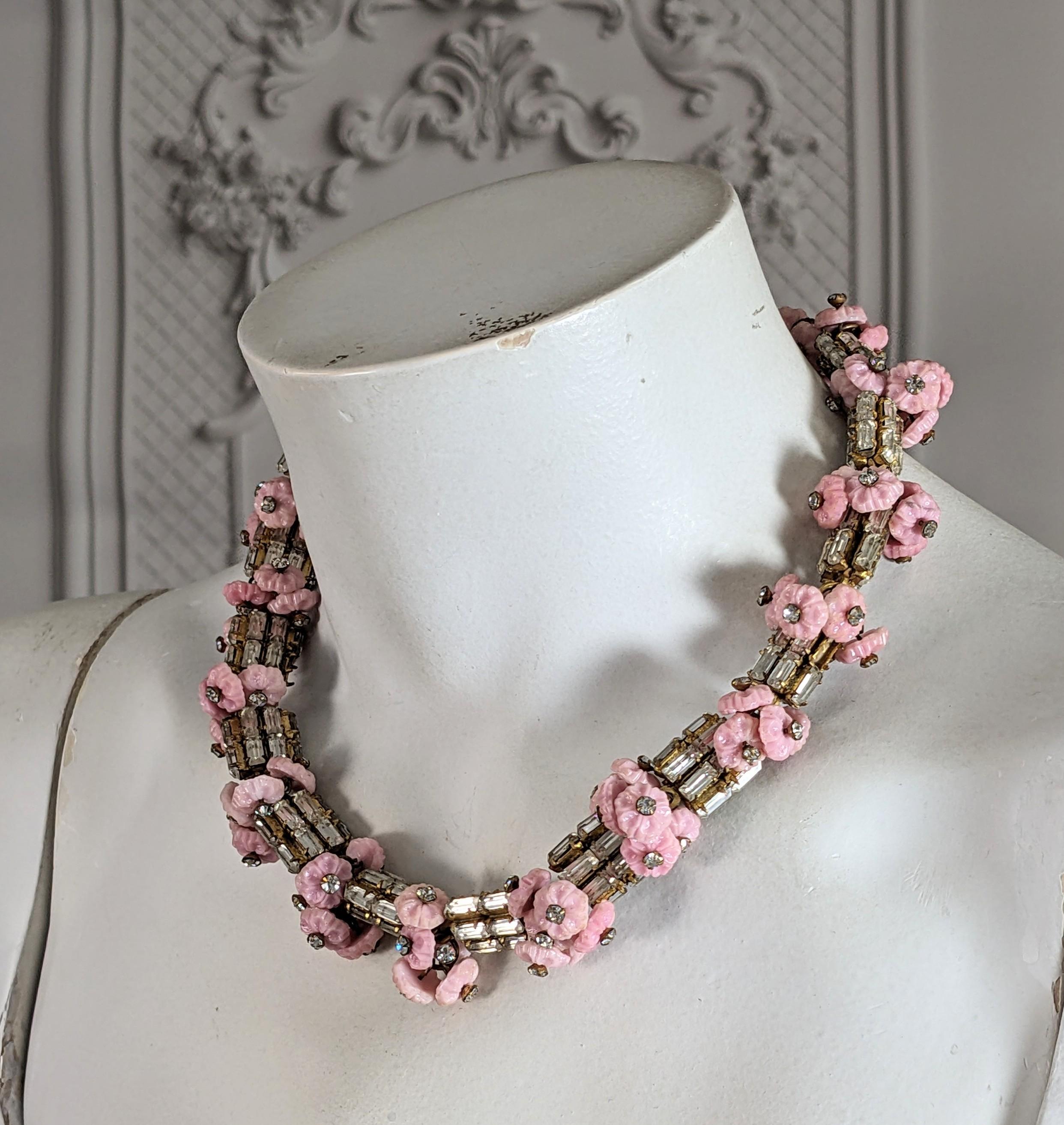 Collana di fiori di vetro Miriam Haskell Pink Gripoix in vendita 2