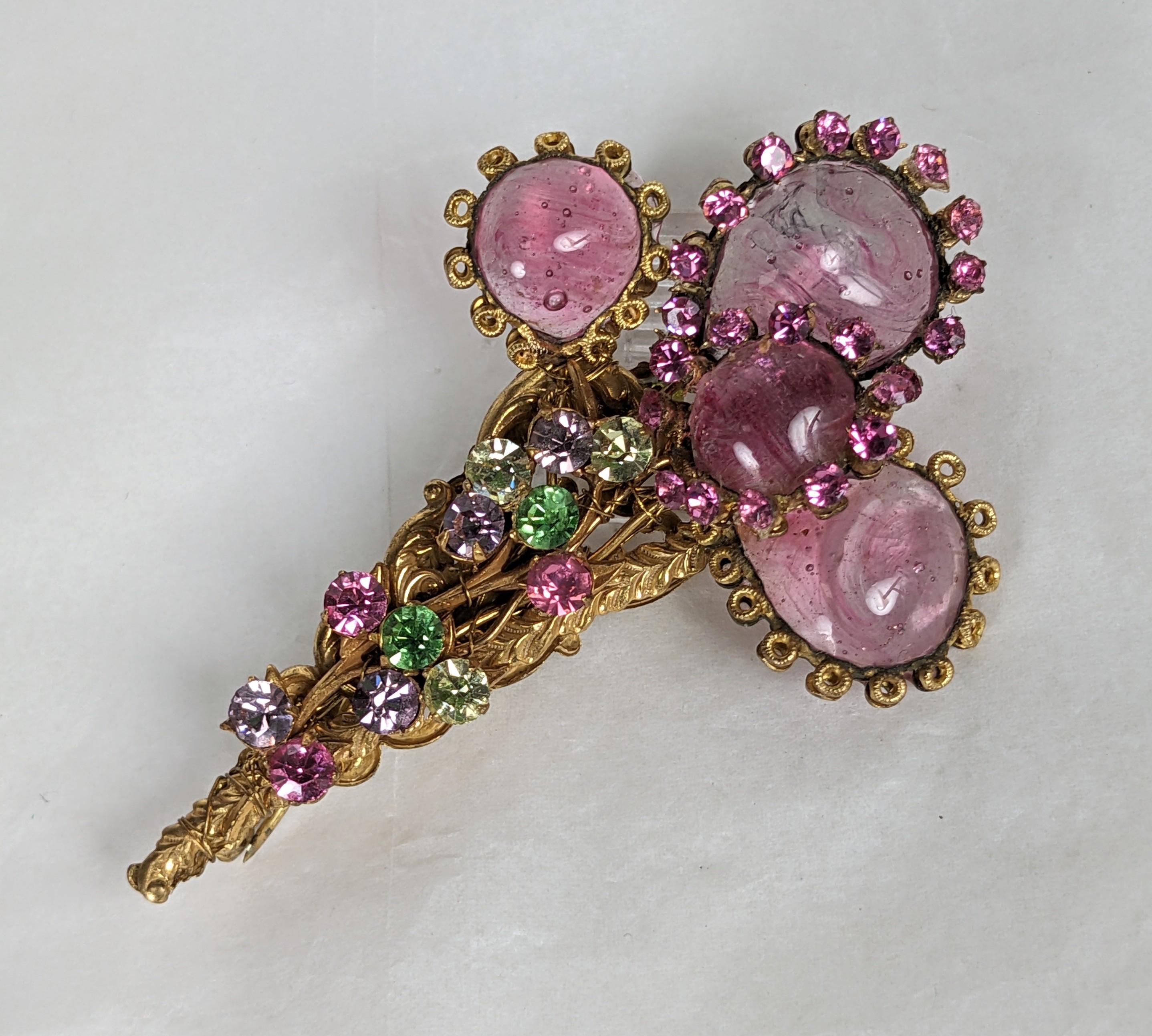 Raro y especial broche romántico de pétalos de flores Miriam Haskell de cristal Gripoix rosa. Compuesta por la firma rusa de metal chapado en oro y pétalos de cristal Gripoix ribeteados de cristal rosa y varios tonos de brillantes verdes engastados.