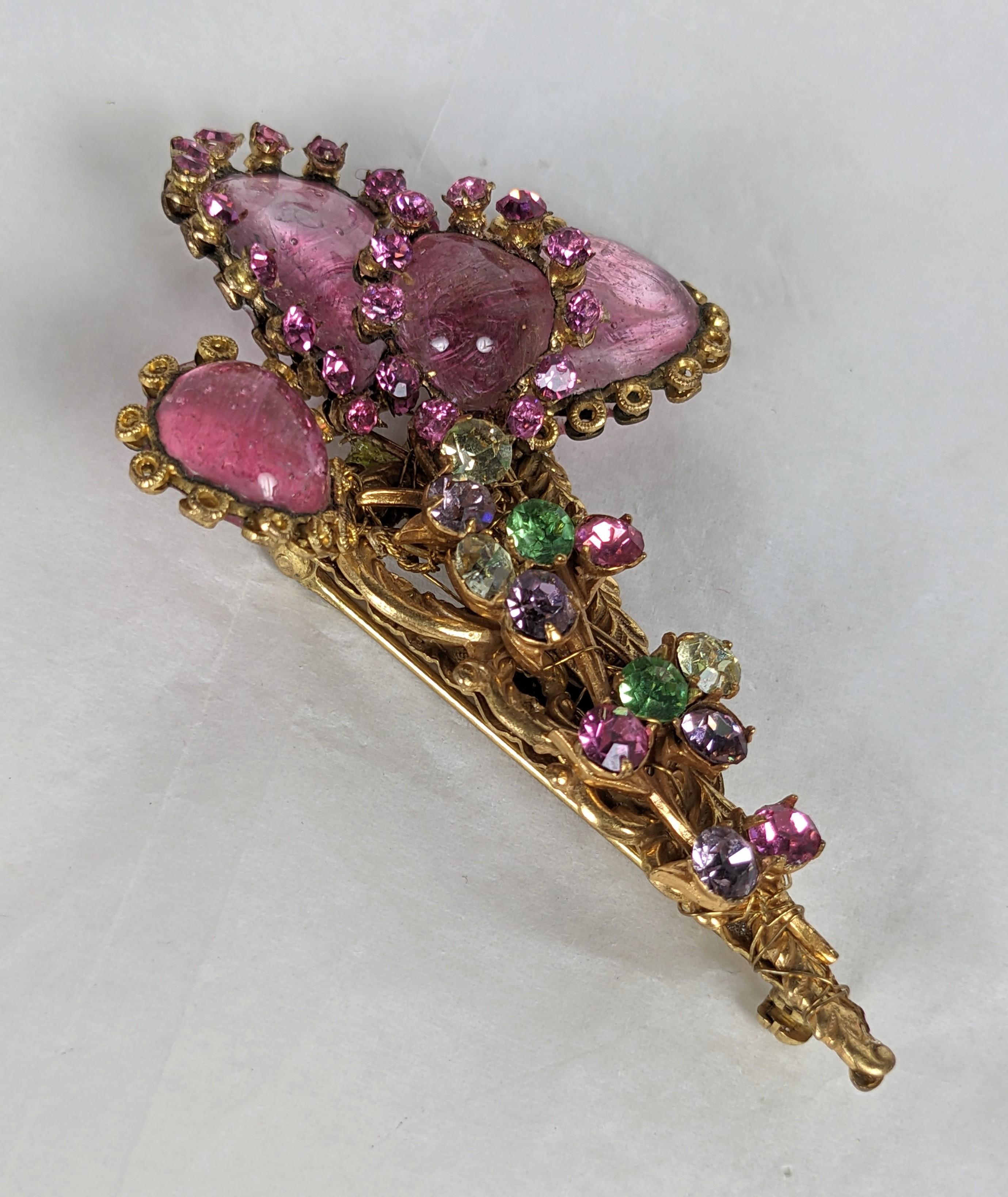 Broche romántico Miriam Haskell de cristal Gripoix rosa en Excelente estado para la venta en New York, NY