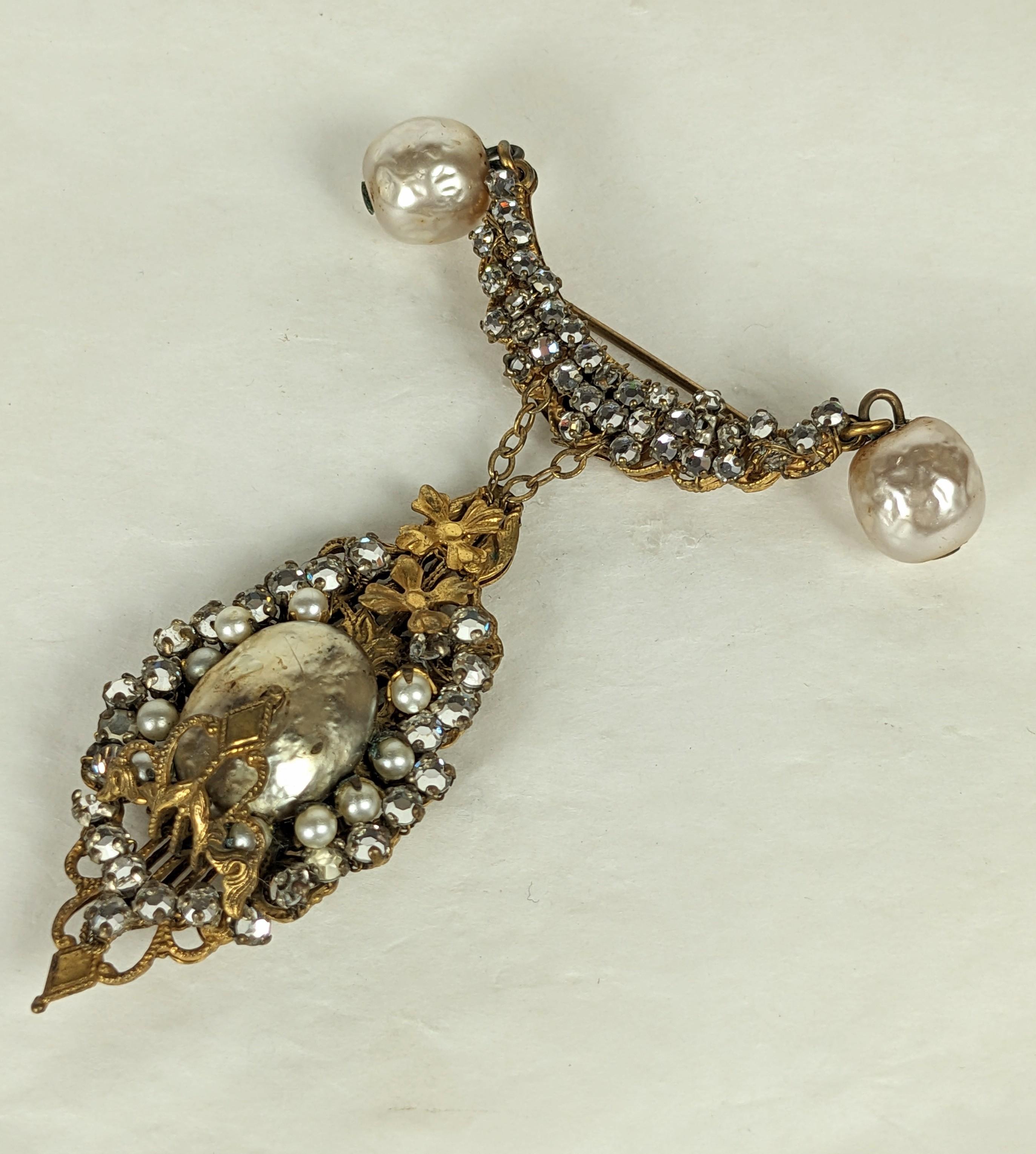 Broche de Miriam Haskell en Montee Rose et pendentif en fausses perles des années 1950. Goutte de fausse perle en cristal monté en rose, cousue à la main, avec un entourage de perles et de cristaux et des gouttes de perles sur l'épingle. Légère