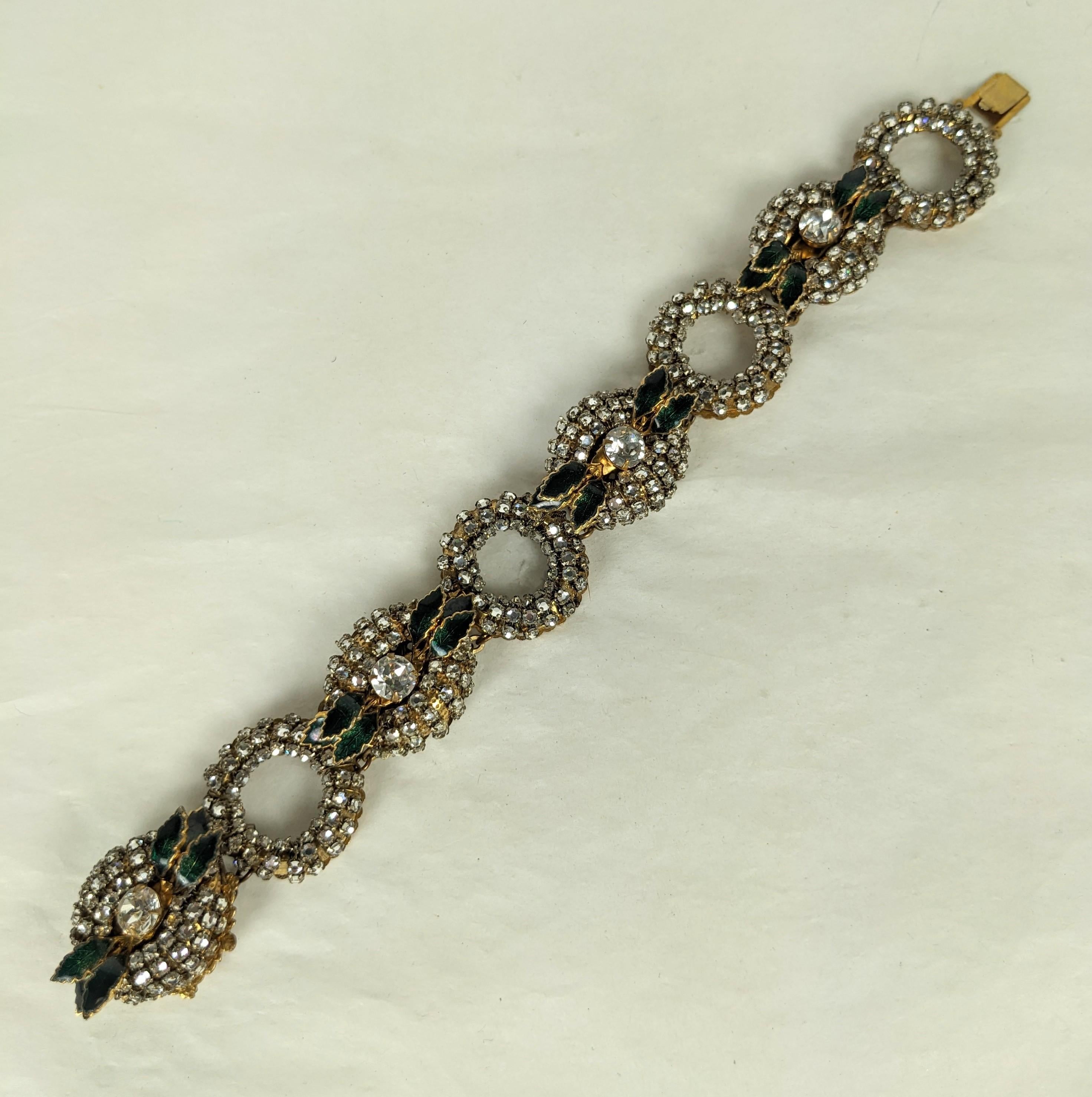 Superbe bracelet Miriam Haskell Rose Montees en cristal et émail des années 1940. Construction incroyablement ornée de maillons entièrement brodés à la main de cristaux montés en rose avec des feuilles en émail vert. 7.75