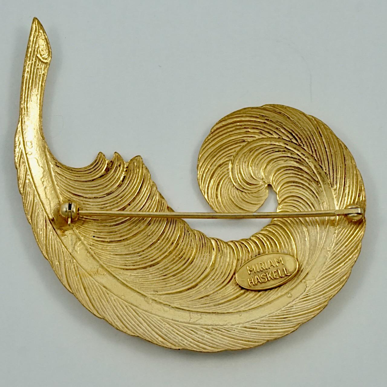 
Miriam Haskell beautiful and stylish Russian gold plated feather brooch. Measuring width 6.2 cm / 2.4 inches. The brooch has scratching.

This is a wonderful feather brooch in a lovely organic shape, with the Haskell Russian gold patina. Circa