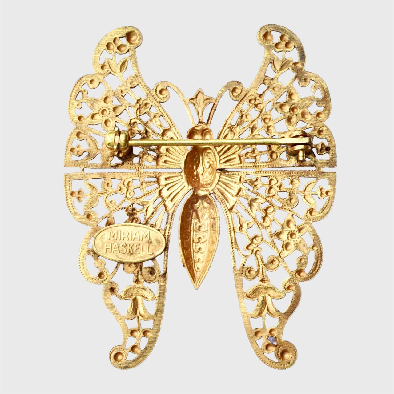 Miriam Haskell beautiful Russian gold plated ornate butterfly brooch. 

Measuring length 5.5 cm / 2.1 inches by width 4.3 cm / 1.7 inches.

This is a lovely butterfly brooch with the Haskell Russian gold patina. Circa 1960s / 1970s.