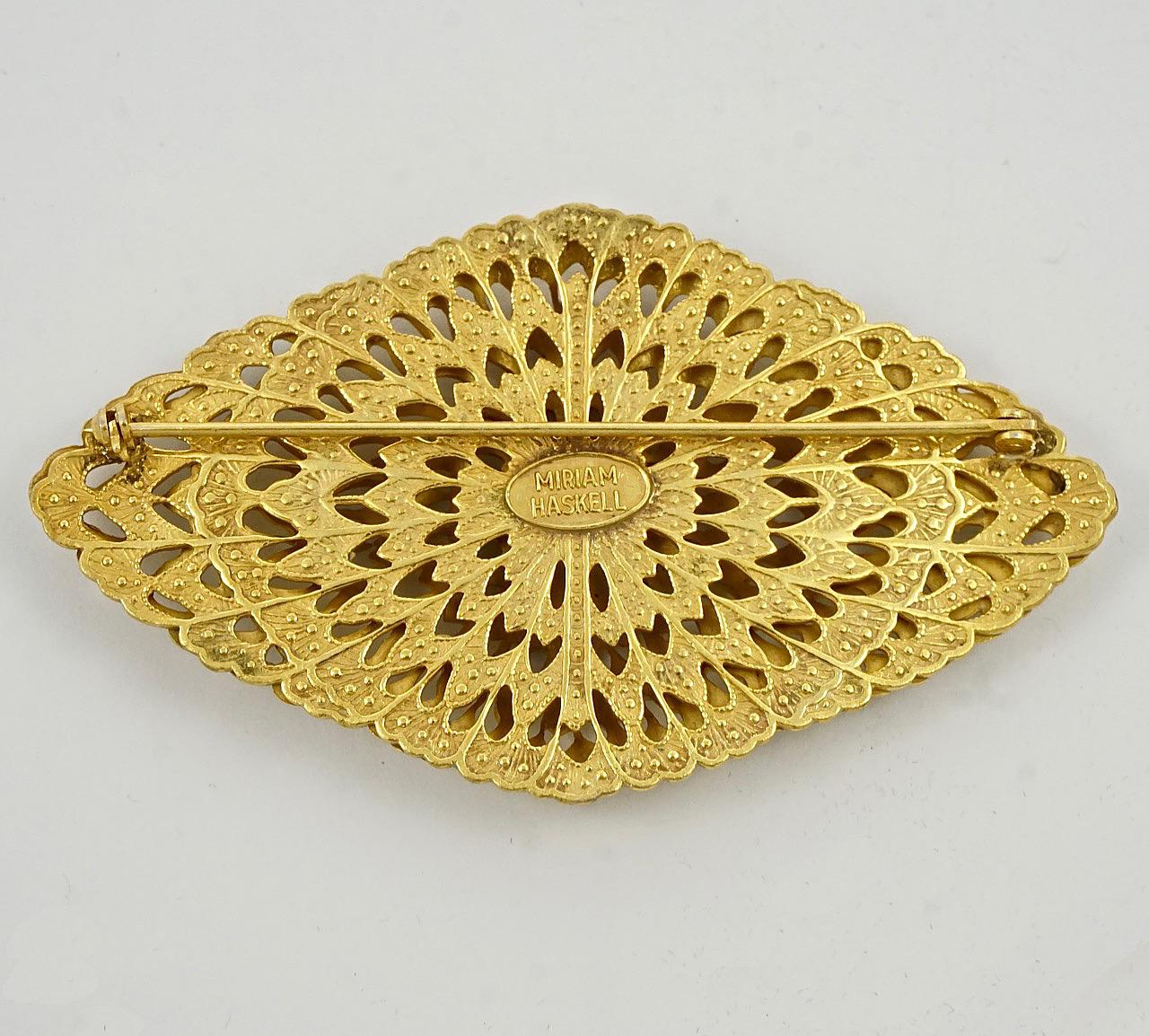 Miriam Haskell : belle broche russe en plaqué or, ornée de diamants, avec quatre dômes. Longueur 8.6 cm / 3.3 inches et largeur 4.8 cm / 1.9 inches. La broche est en très bon état.

Il s'agit d'une magnifique broche complexe avec la patine dorée