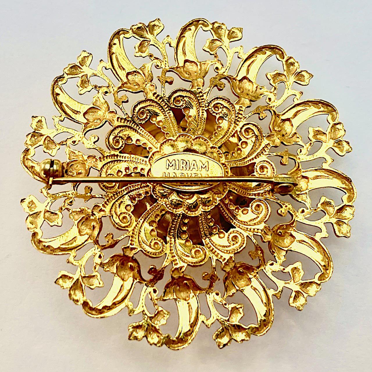 Miriam Haskell, belle broche russe plaquée or, avec un joli motif de fleurs et de feuilles. Diamètre de mesure 5,2 cm / 2 pouces. La broche est en très bon état.

Il s'agit d'une magnifique broche complexe avec la patine d'or russe de Haskell. Circa