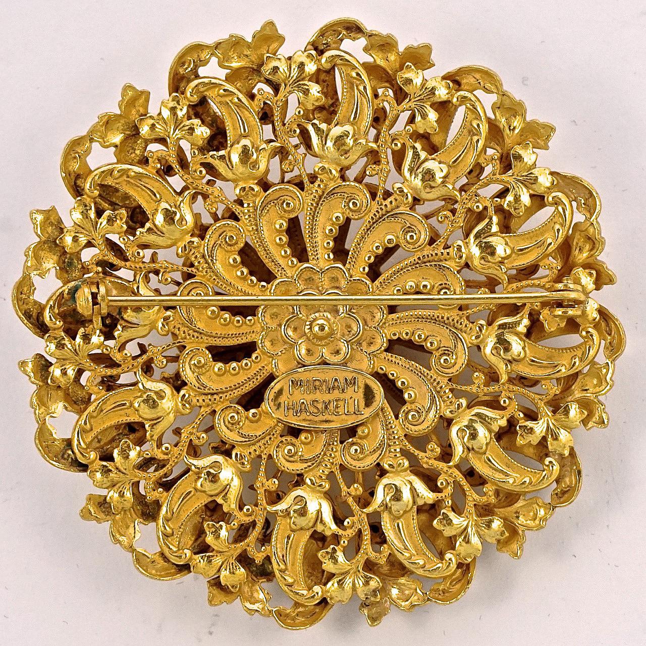 Miriam Haskell, belle broche dôme russe plaquée or, avec un joli motif orné de fleurs et de feuilles. 

Diamètre de mesure 5,8 cm / 2,28 pouces. La broche est en très bon état.

Il s'agit d'une magnifique broche complexe avec la patine d'or russe de