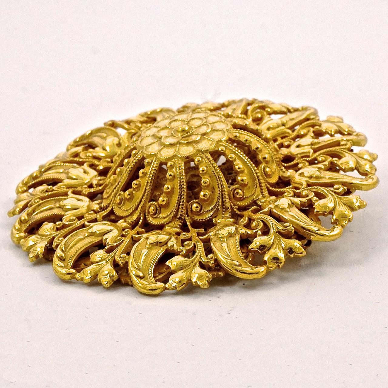 Miriam Haskell Russian Gold Plated Ornate Flower and Leaf Dome Brooch (Broche à dôme en forme de fleur et de feuille) Bon état - En vente à London, GB