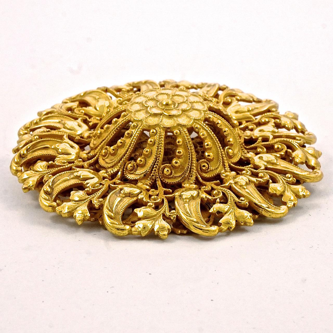 Miriam Haskell Russian Gold Plated Ornate Flower and Leaf Dome Brooch (Broche à dôme en forme de fleur et de feuille) en vente 1